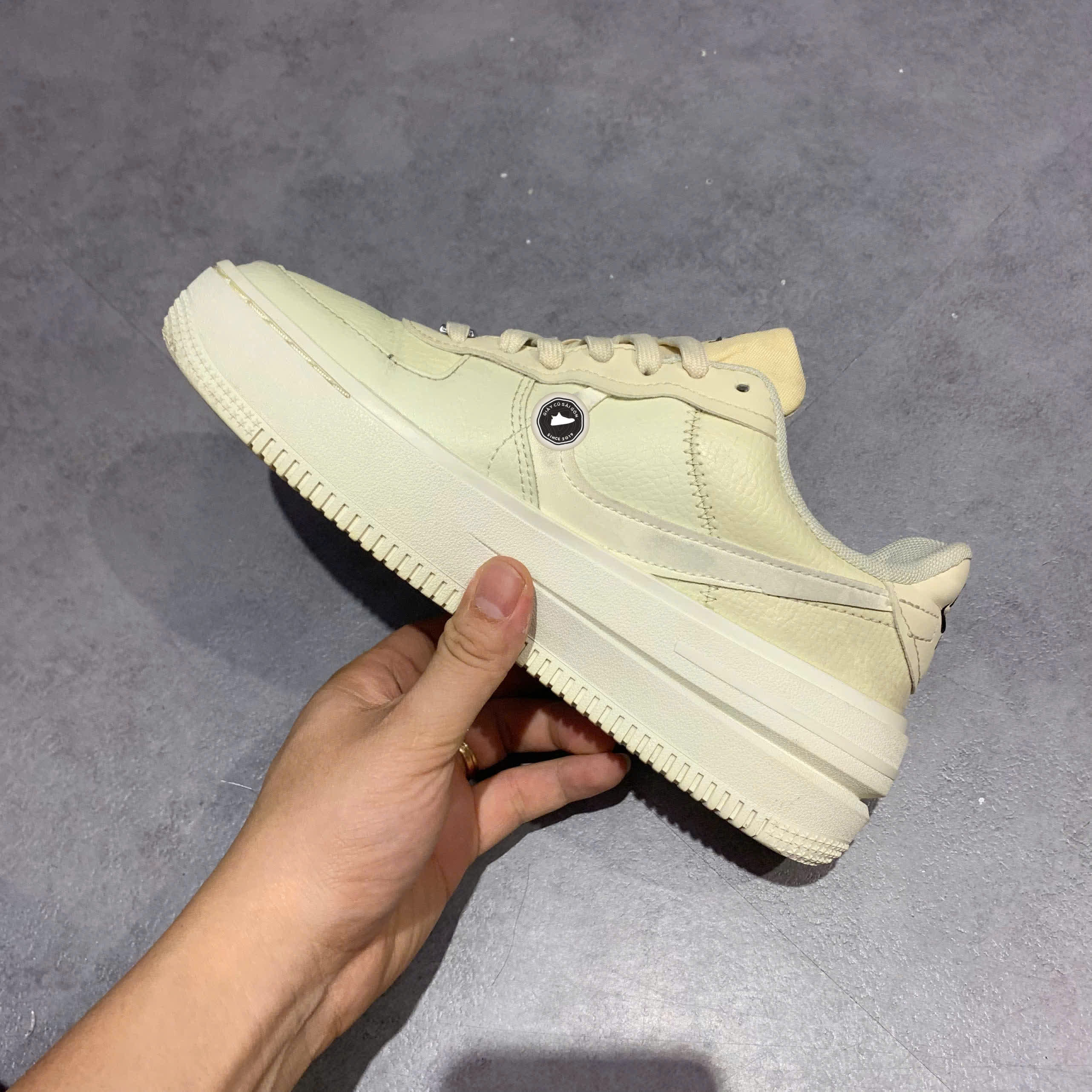 NIKE AIR FORCE 1 PLT.AF.ORM FOSSIL – DJ9946 200 – SIZE 38 – GIÀY 2HAND CHÍNH HÃNG