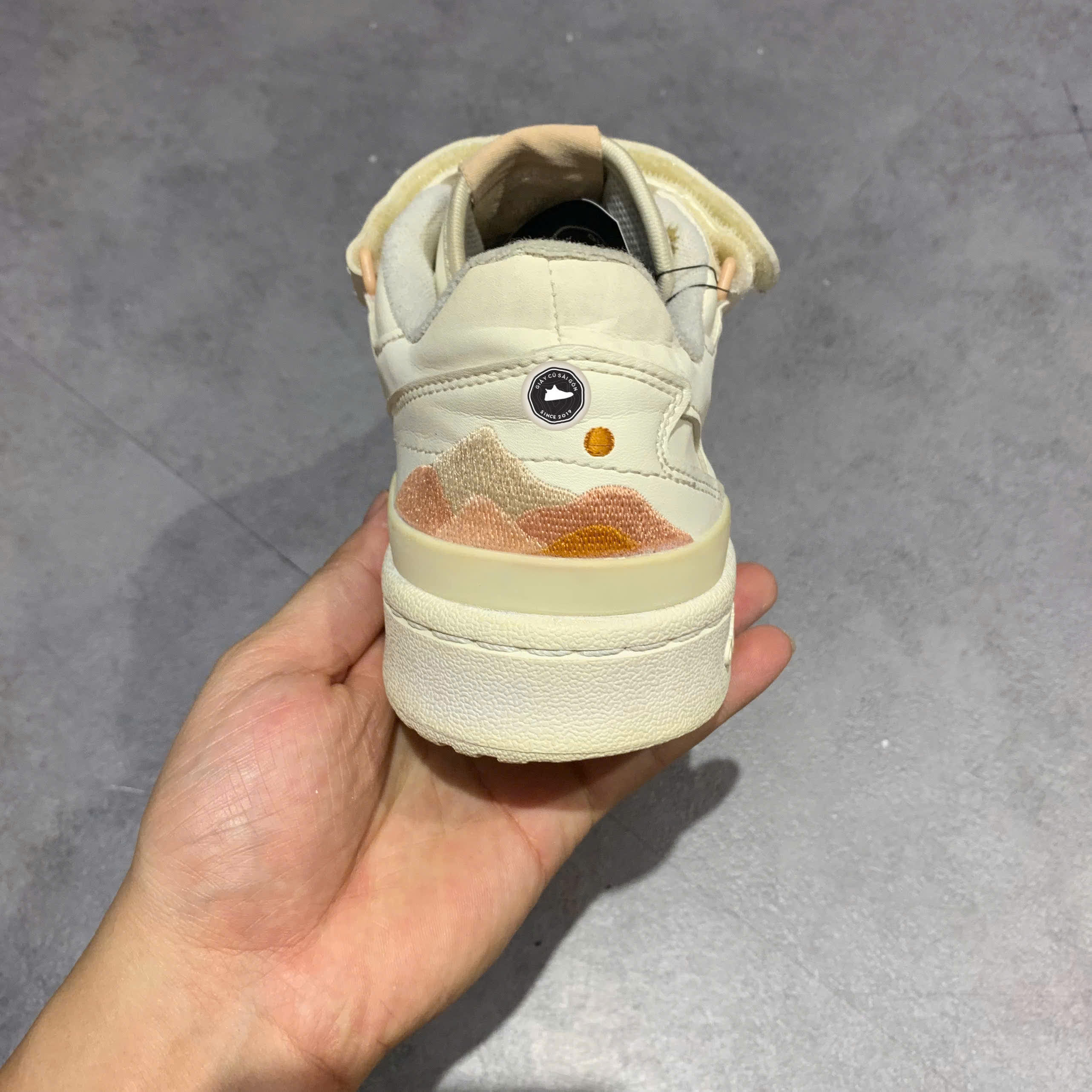 GIÀY ADIDAS ORIGINALS FORUM LOW 'WHITE LIGHT BROWN DARK BROWN' GV8345 SIZE 38 – GIÀY 2HAND CHÍNH HÃNG