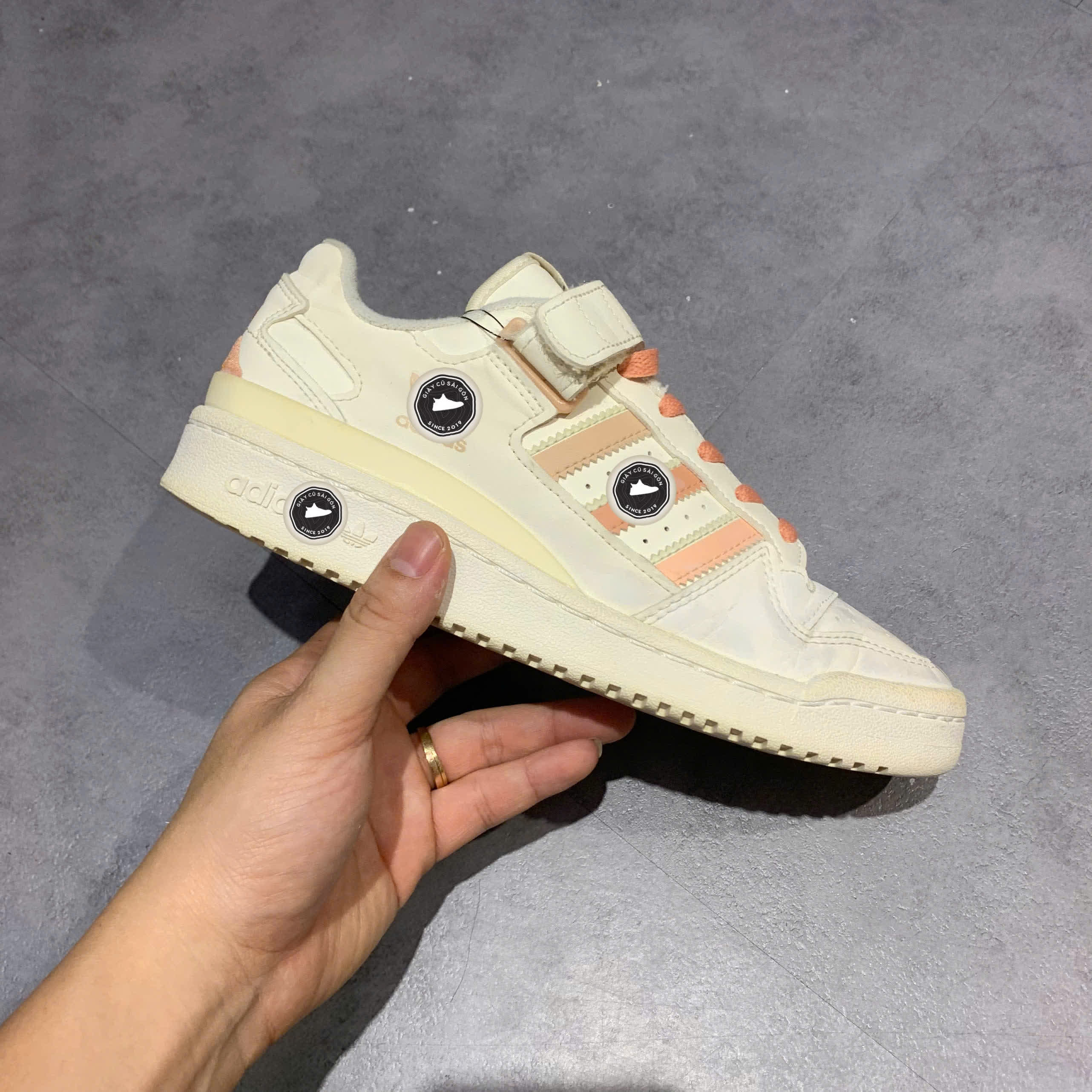 GIÀY ADIDAS ORIGINALS FORUM LOW 'WHITE LIGHT BROWN DARK BROWN' GV8345 SIZE 38 – GIÀY 2HAND CHÍNH HÃNG