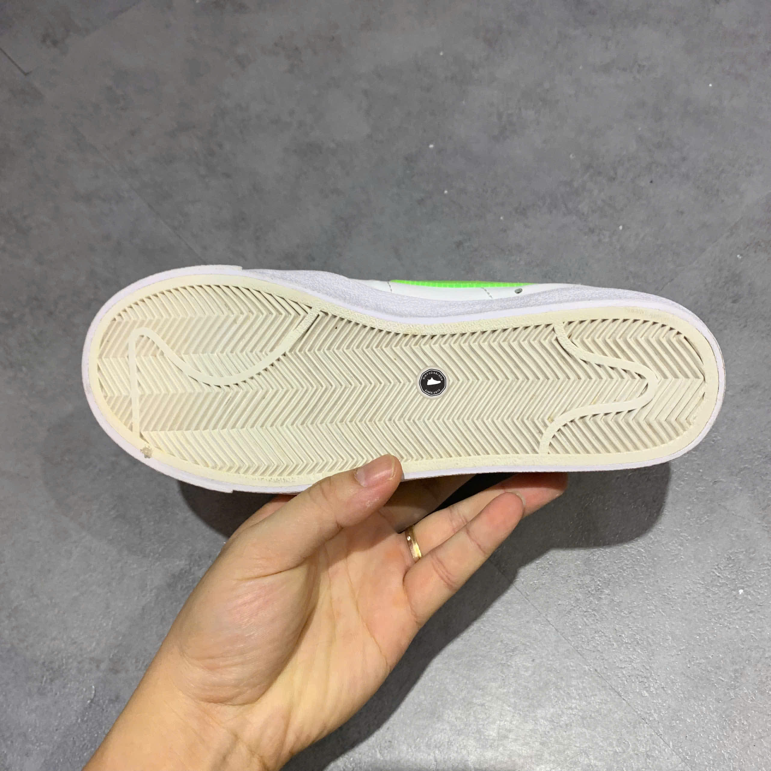 GIÀY NIKE BLAZER MID '77 ESSENTIAL TRẮNG/NEON DJ3050-100 SIZE 37.5