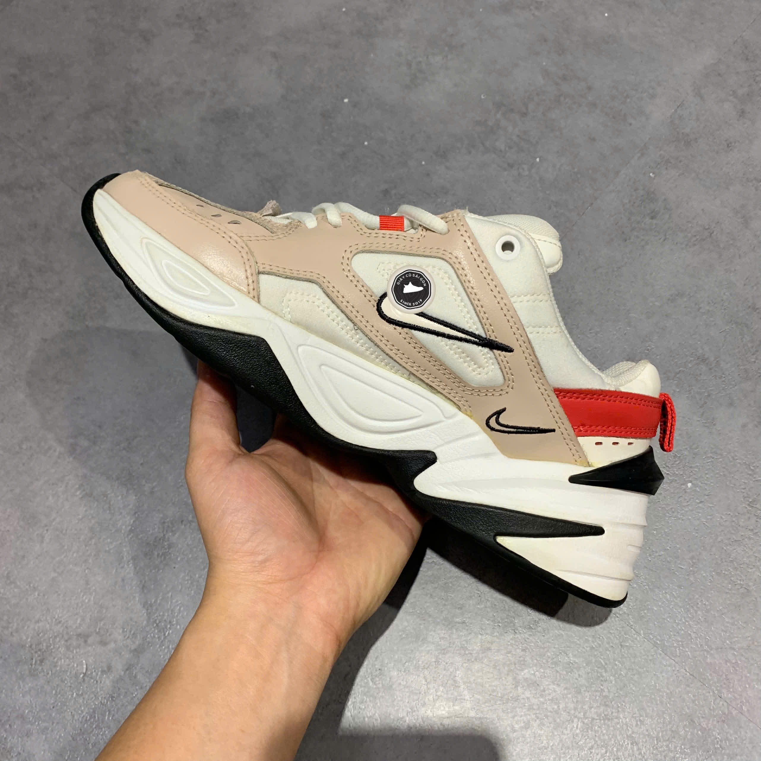 NIKE M2K TEKNO 'FOSSIL STONE' – AO3108 205 – SIZE 39 – GIÀY 2HAND CHÍNH HÃNG