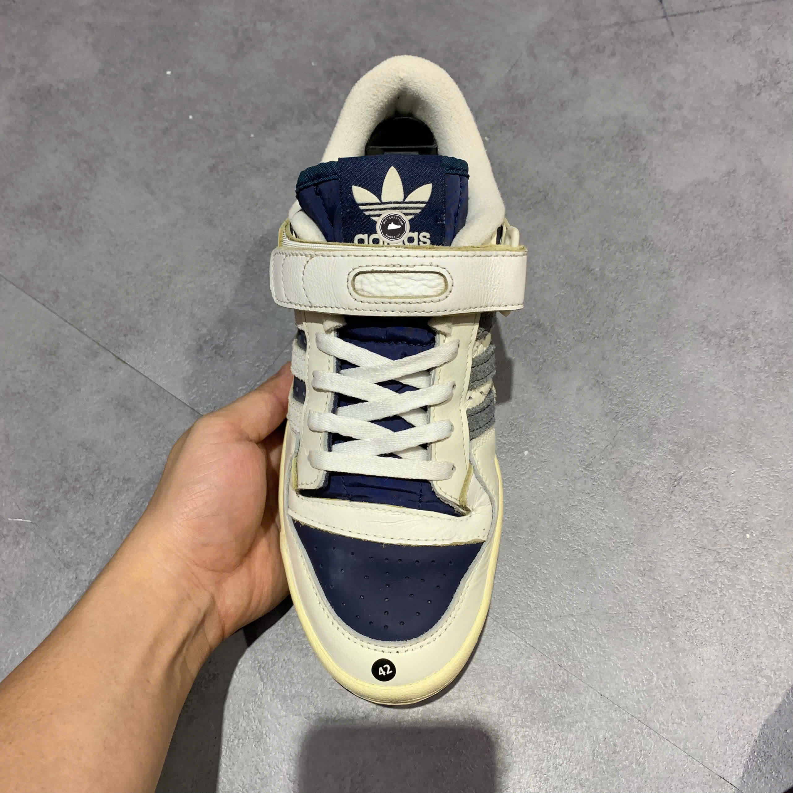 ADIDAS FORUM 84 LOW 'OFF WHITE COLLEGIATE NAVY' GZ6427 SIZE 39 1/3 - GIÀY 2HAND CHÍNH HÃNG