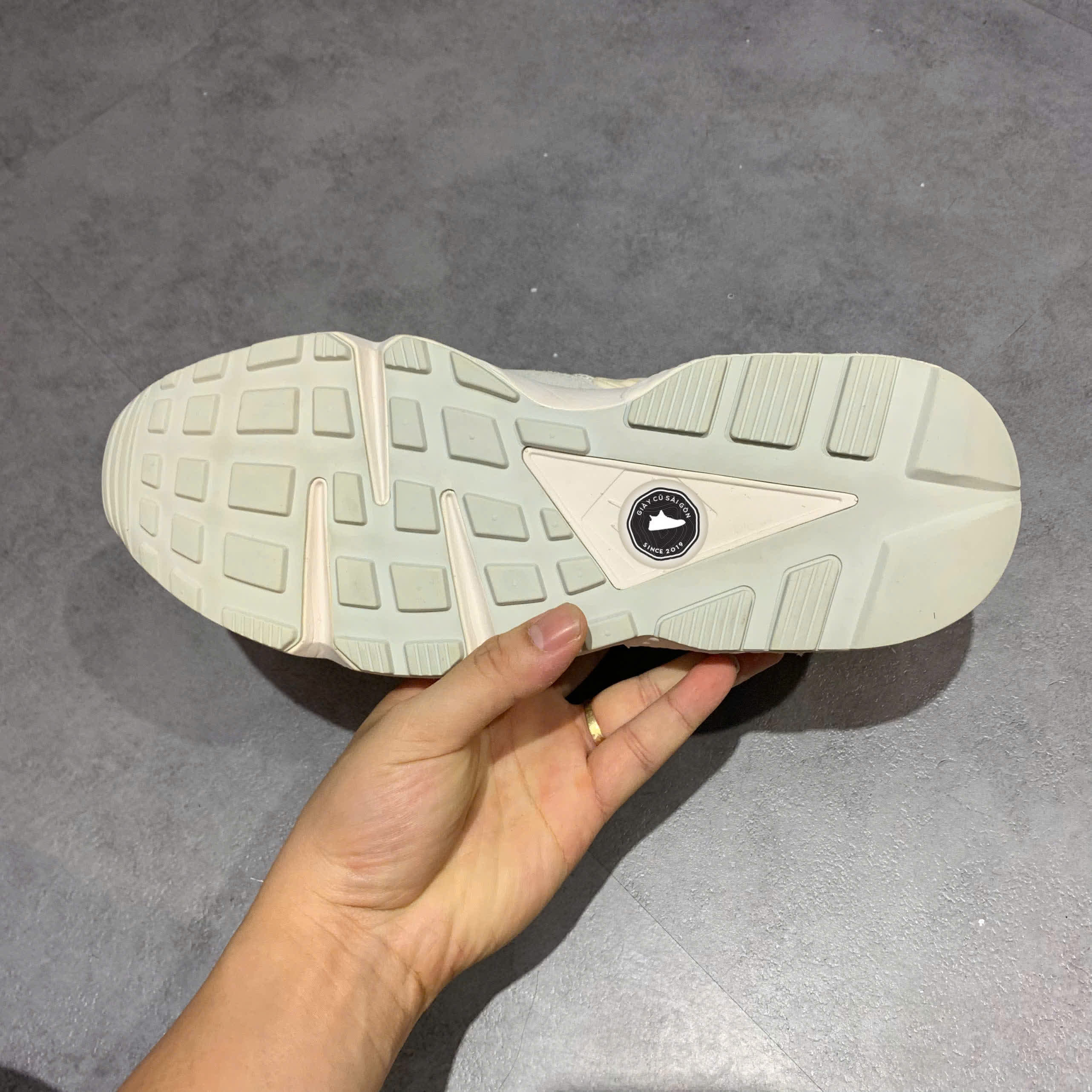 NIKE AIR HUARACHE RUNNER DZ3306 100 SIZE 42 – GIÀY 2HAND CHÍNH HÃNG
