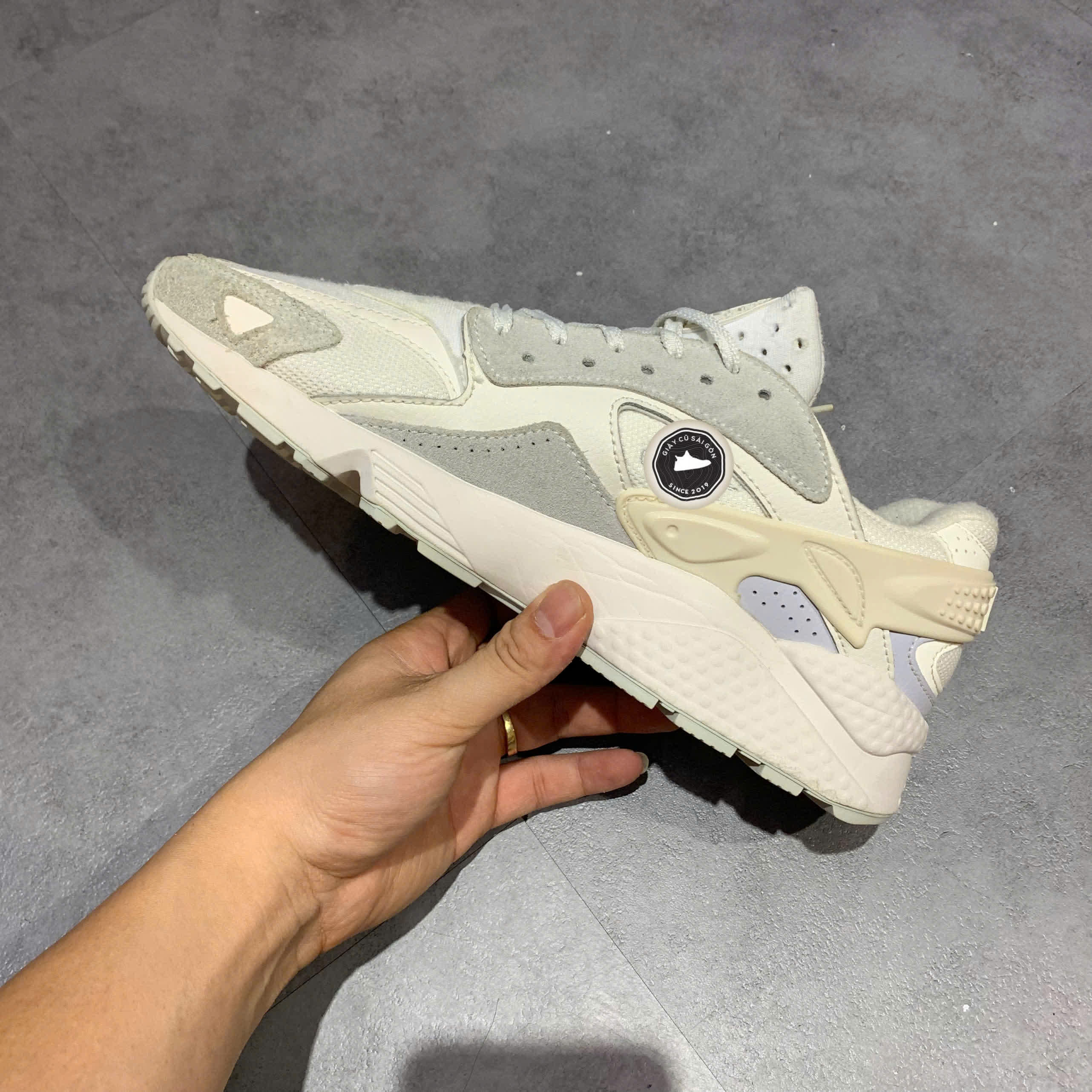 NIKE AIR HUARACHE RUNNER DZ3306 100 SIZE 42 – GIÀY 2HAND CHÍNH HÃNG