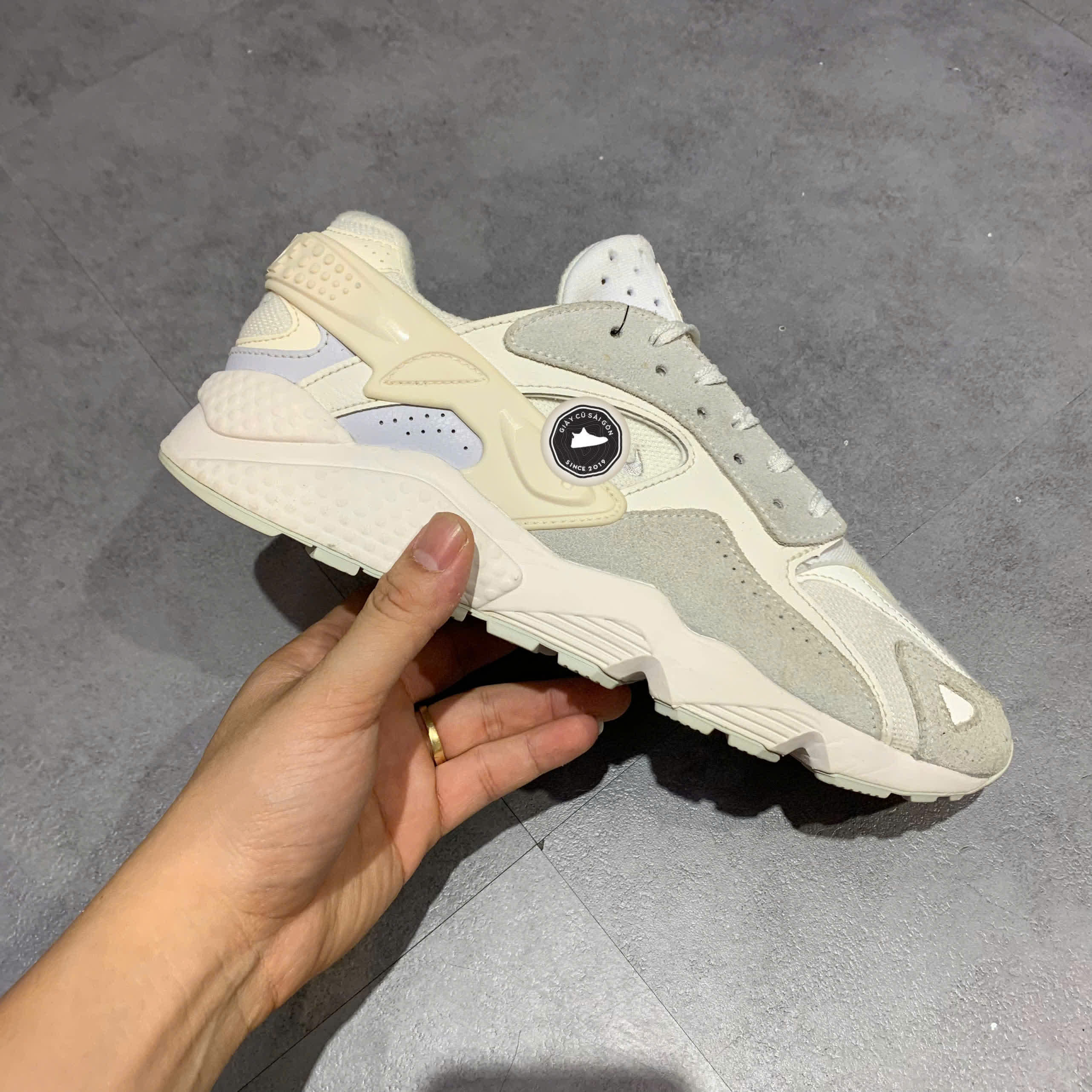 NIKE AIR HUARACHE RUNNER DZ3306 100 SIZE 42 – GIÀY 2HAND CHÍNH HÃNG