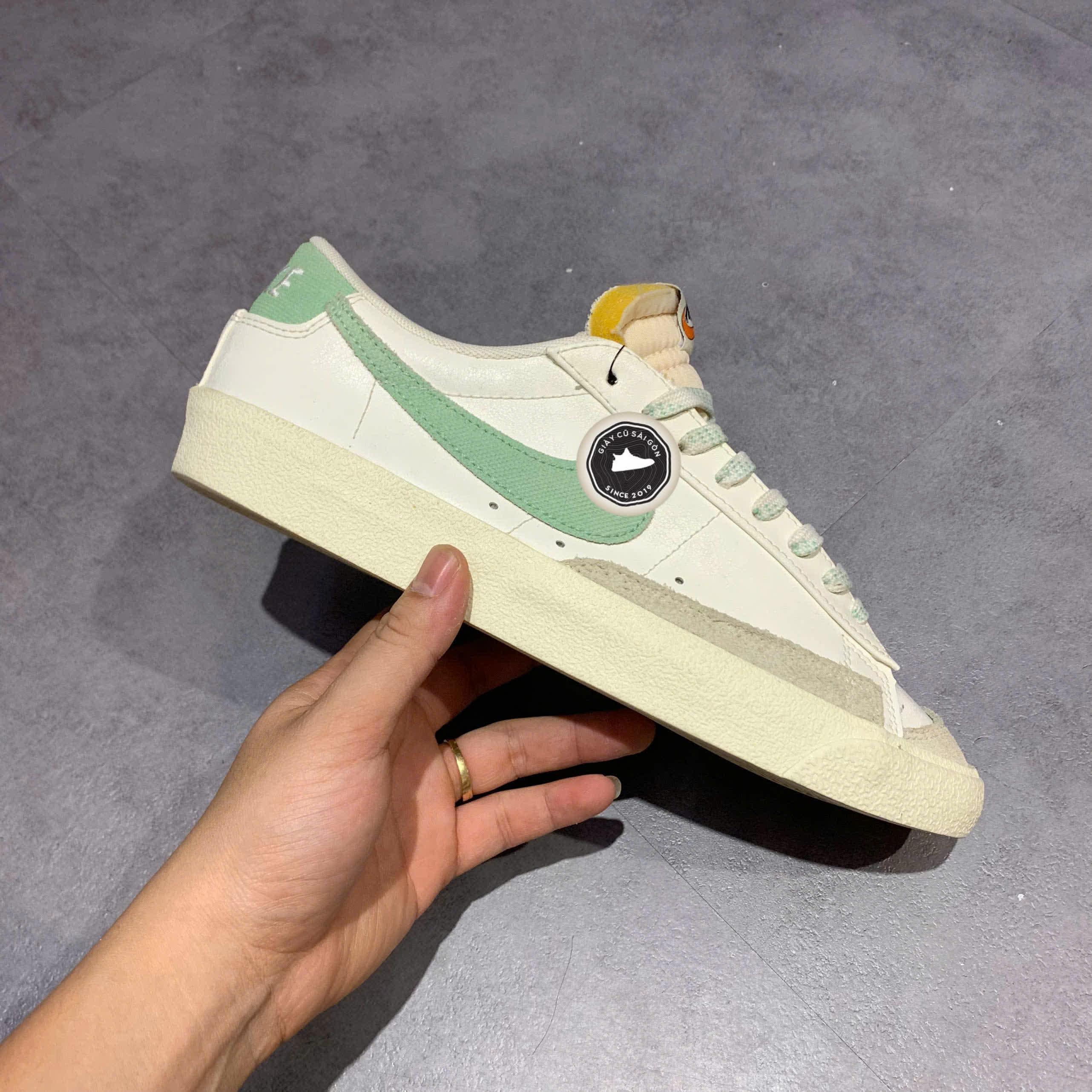 NIKE BLAZER LOW '77 PREMIUM 'CERTIFIED FRESH' DO9799-100 SIZE 42 - GIÀY 2HAND CHÍNH HÃNG