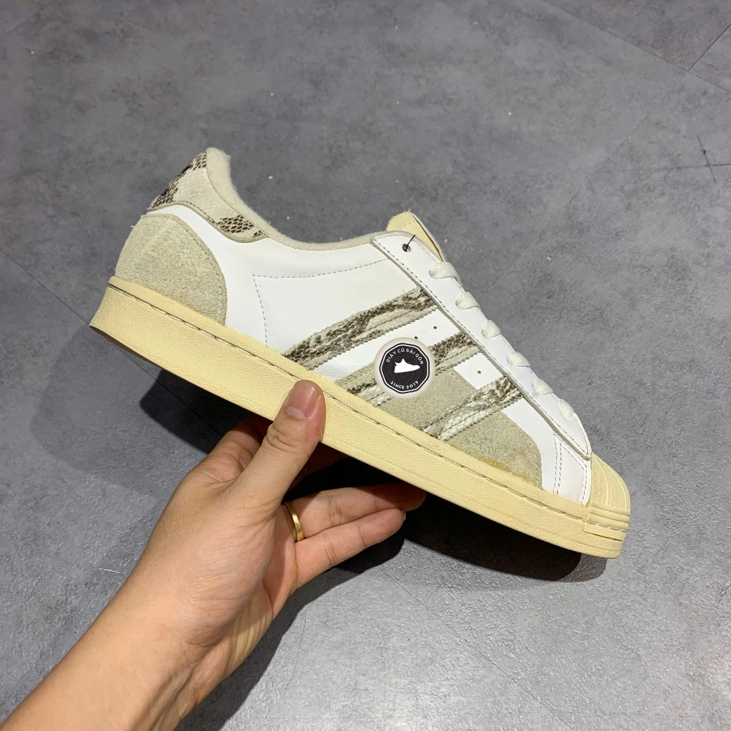 ADIDAS ORIGINALS SUPERSTAR 'WHITE CREAM BROWN' – GY3420 – SIZE 42 – GIÀY 2HAND CHÍNH HÃNG