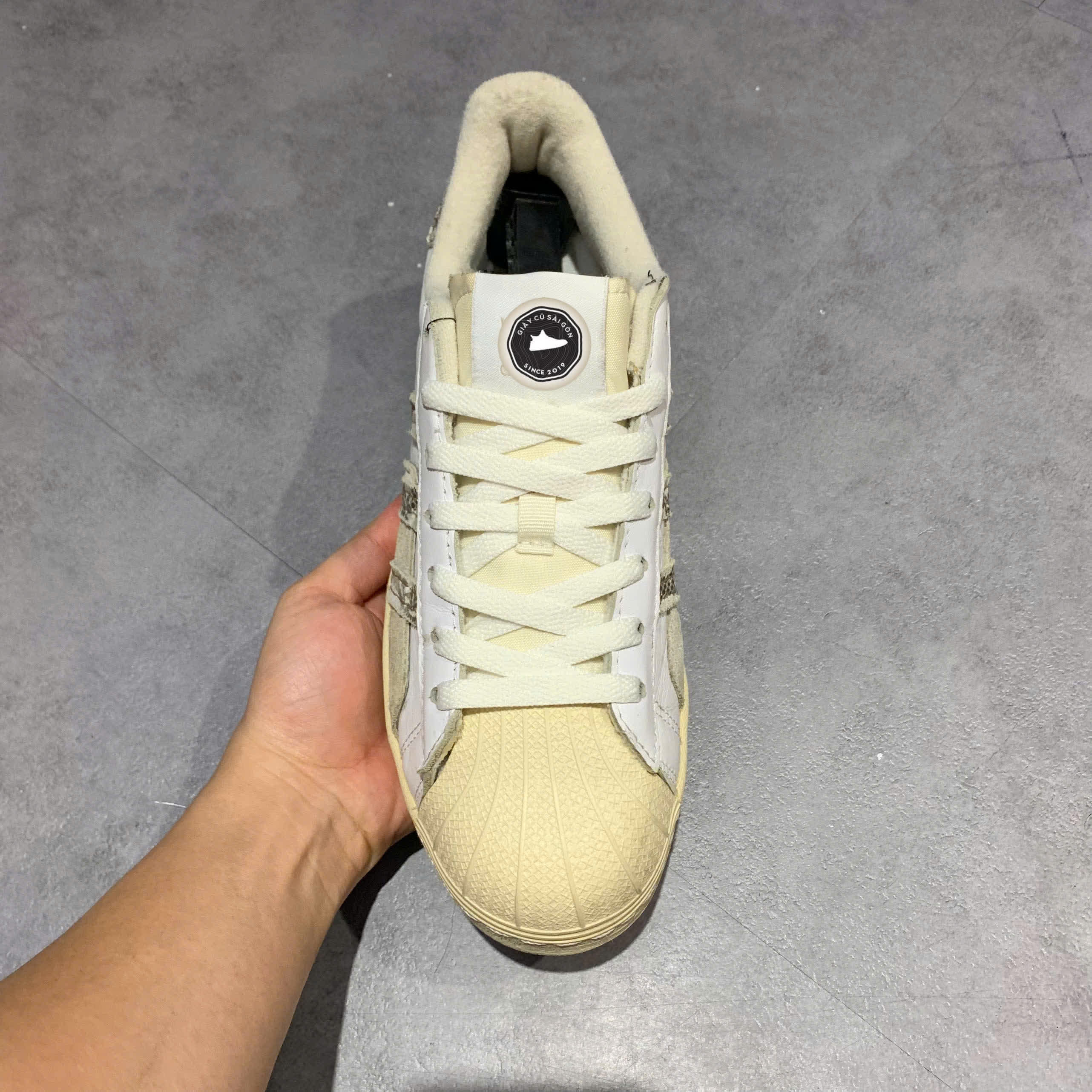 ADIDAS ORIGINALS SUPERSTAR 'WHITE CREAM BROWN' – GY3420 – SIZE 42 – GIÀY 2HAND CHÍNH HÃNG