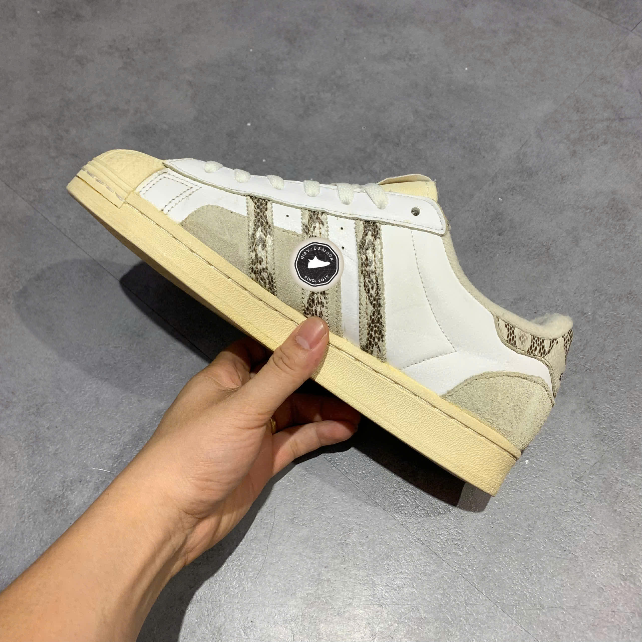 ADIDAS ORIGINALS SUPERSTAR 'WHITE CREAM BROWN' – GY3420 – SIZE 42 – GIÀY 2HAND CHÍNH HÃNG