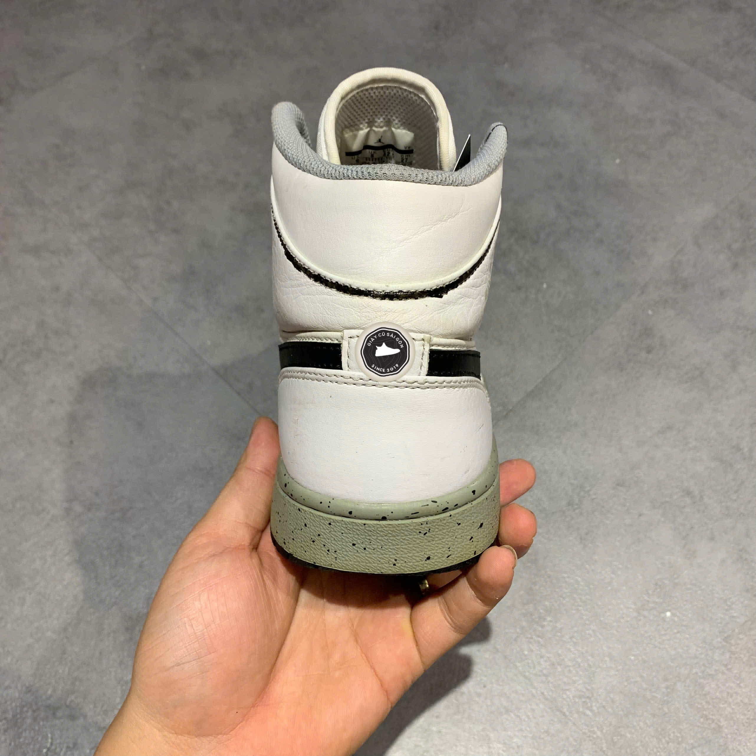 GIÀY NIKE AIR JORDAN 1 MID 'WHITE CEMENT' 554724-115 SIZE 42.5 – GIÀY 2HAND CHÍNH HÃNG