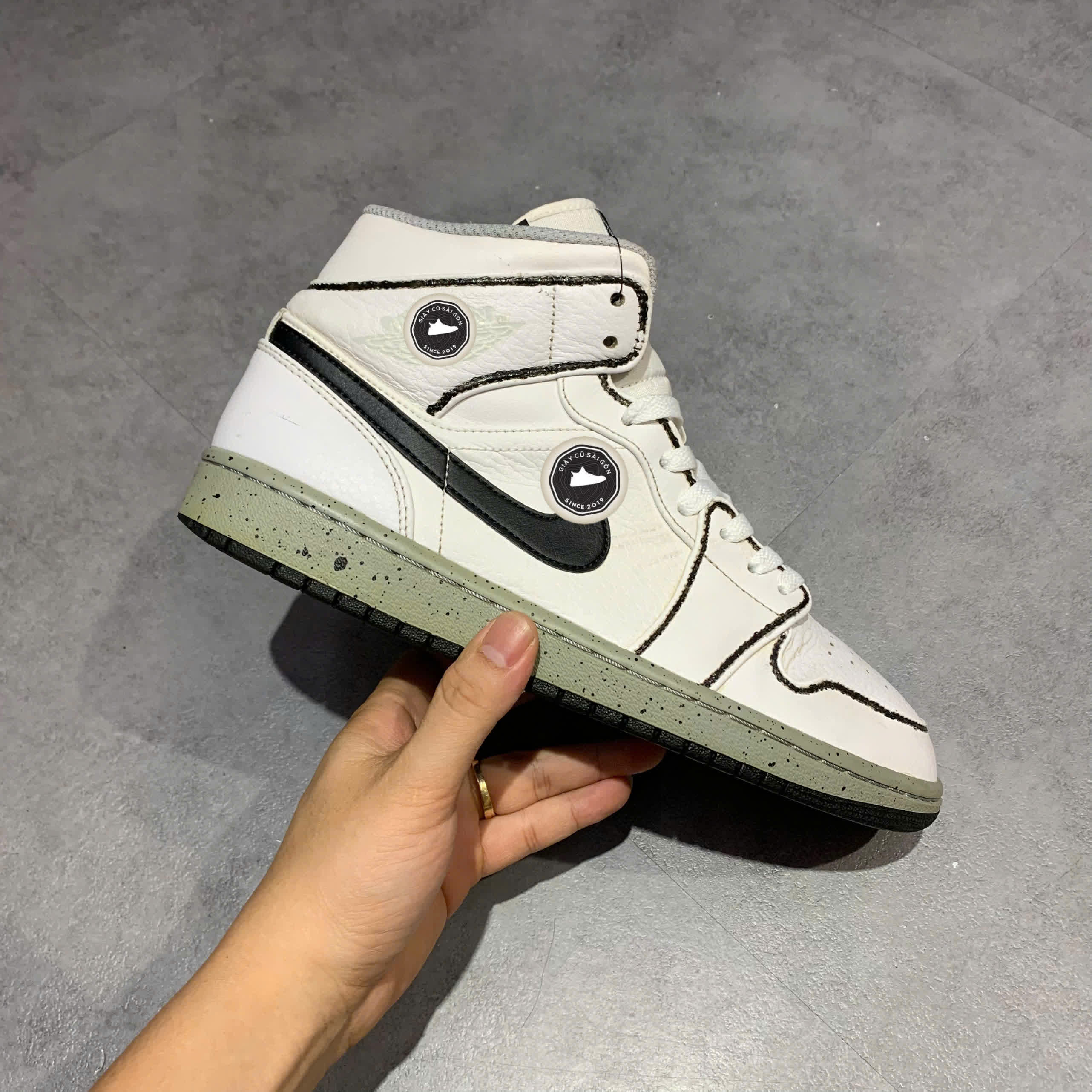 GIÀY NIKE AIR JORDAN 1 MID 'WHITE CEMENT' 554724-115 SIZE 42.5 – GIÀY 2HAND CHÍNH HÃNG