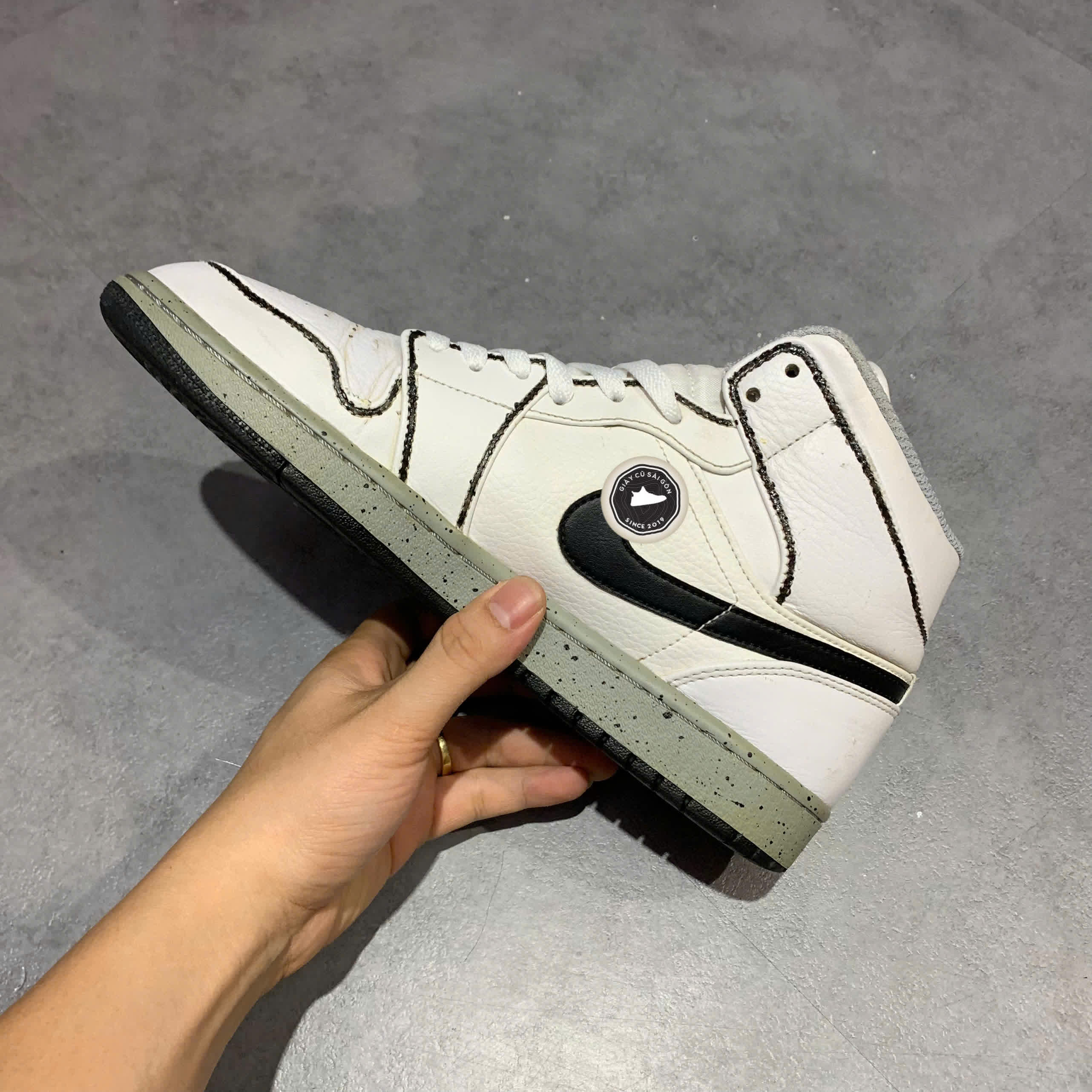 GIÀY NIKE AIR JORDAN 1 MID 'WHITE CEMENT' 554724-115 SIZE 42.5 – GIÀY 2HAND CHÍNH HÃNG
