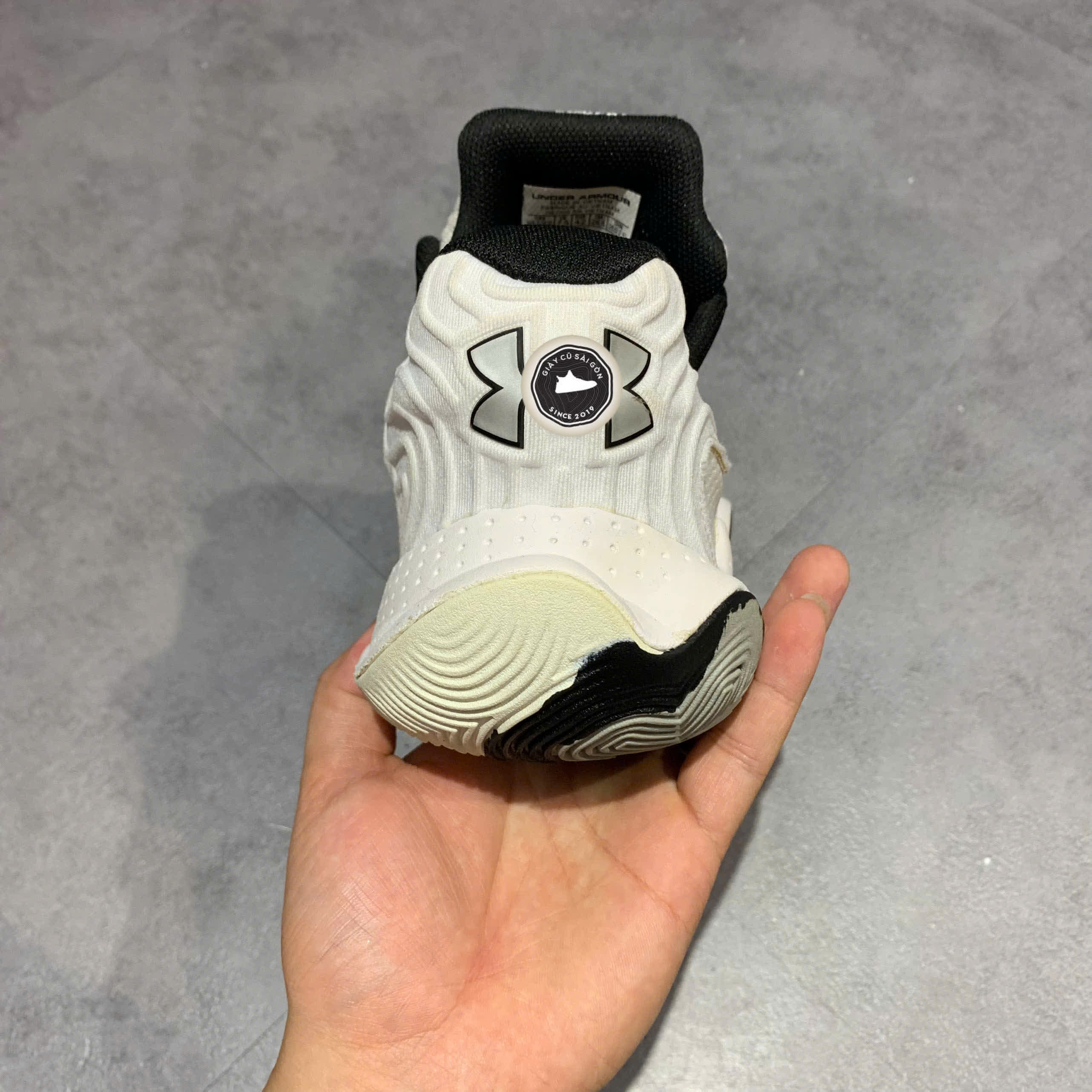 GIÀY UNDER ARMOUR SPAWN 4 WHITE METALLIC SIZE 42 - GIÀY 2HAND CHÍNH HÃNG