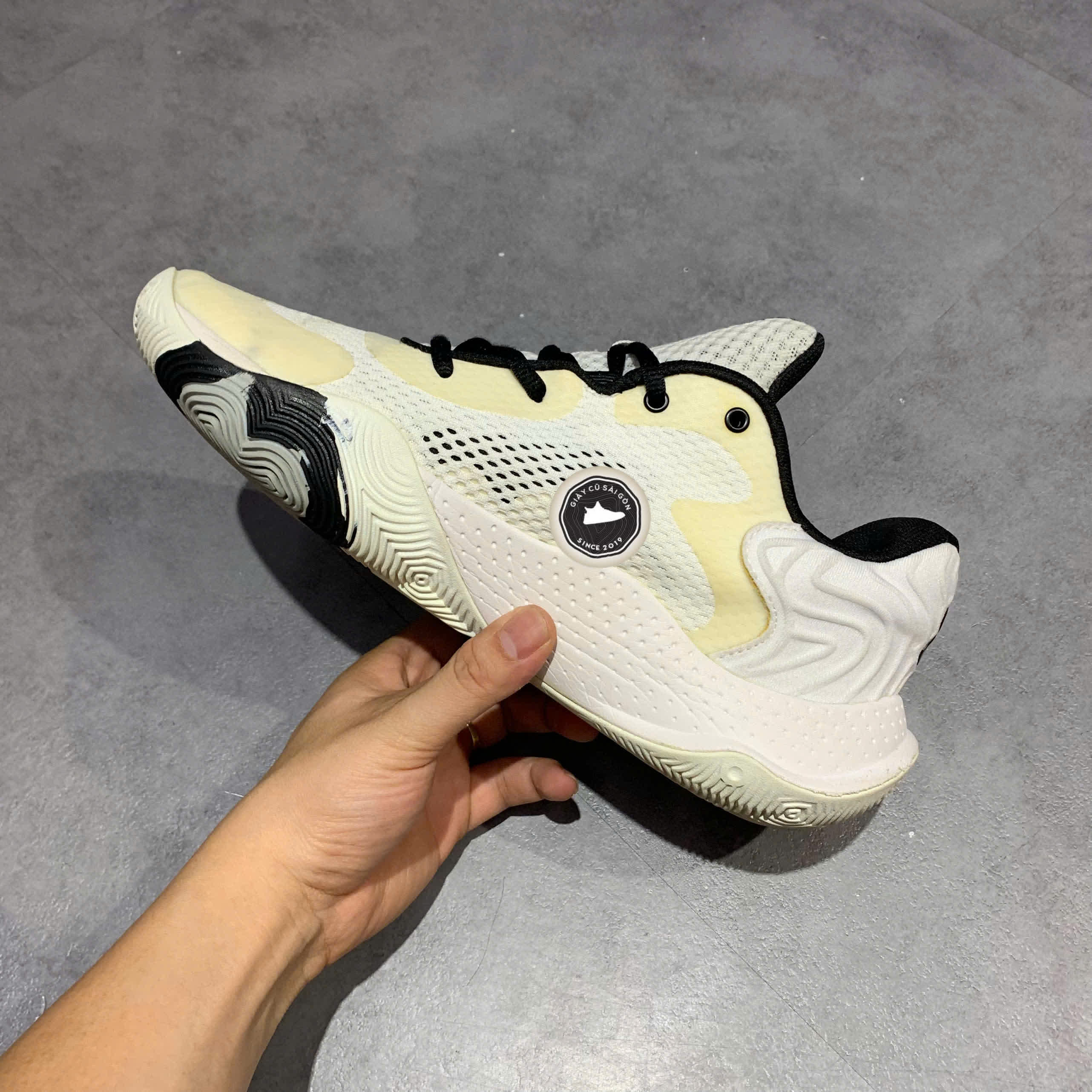 GIÀY UNDER ARMOUR SPAWN 4 WHITE METALLIC SIZE 42 - GIÀY 2HAND CHÍNH HÃNG