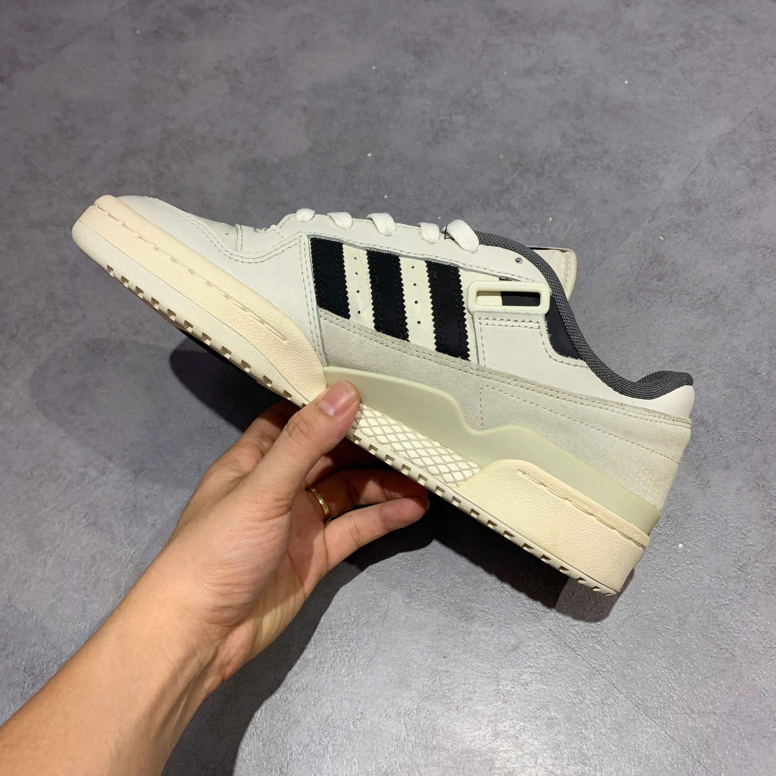GIÀY ADIDAS FORUM LOW OFF WHITE / CREAM WHITE / CORE BLACK SIZE 43 1/3 - GIÀY 2HAND CHÍNH HÃNG