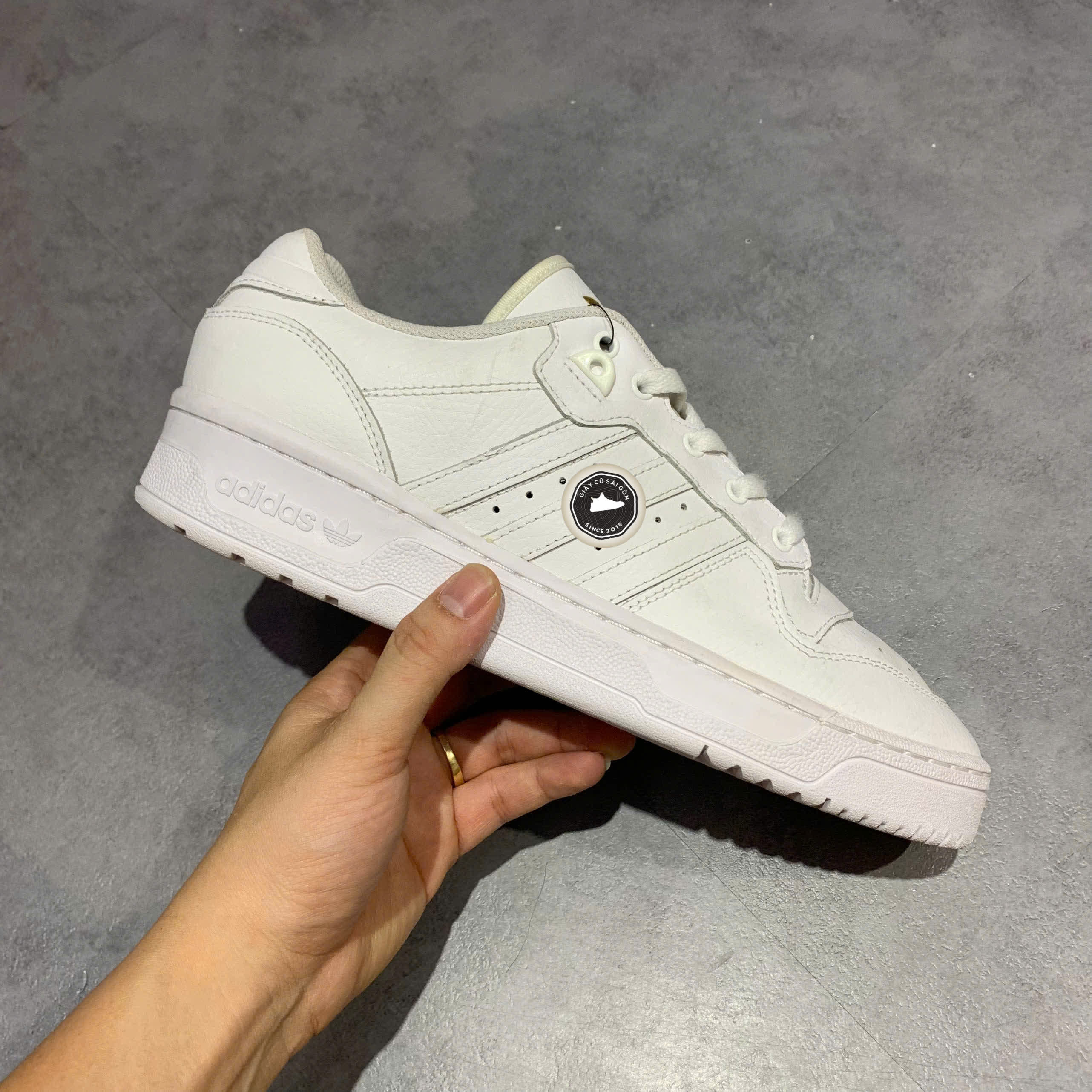 GIÀY ADIDAS RIVALRY LOW 'WHITE GOLD' FU9204 SIZE 43 1/3 - GIÀY 2HAND CHÍNH HÃNG