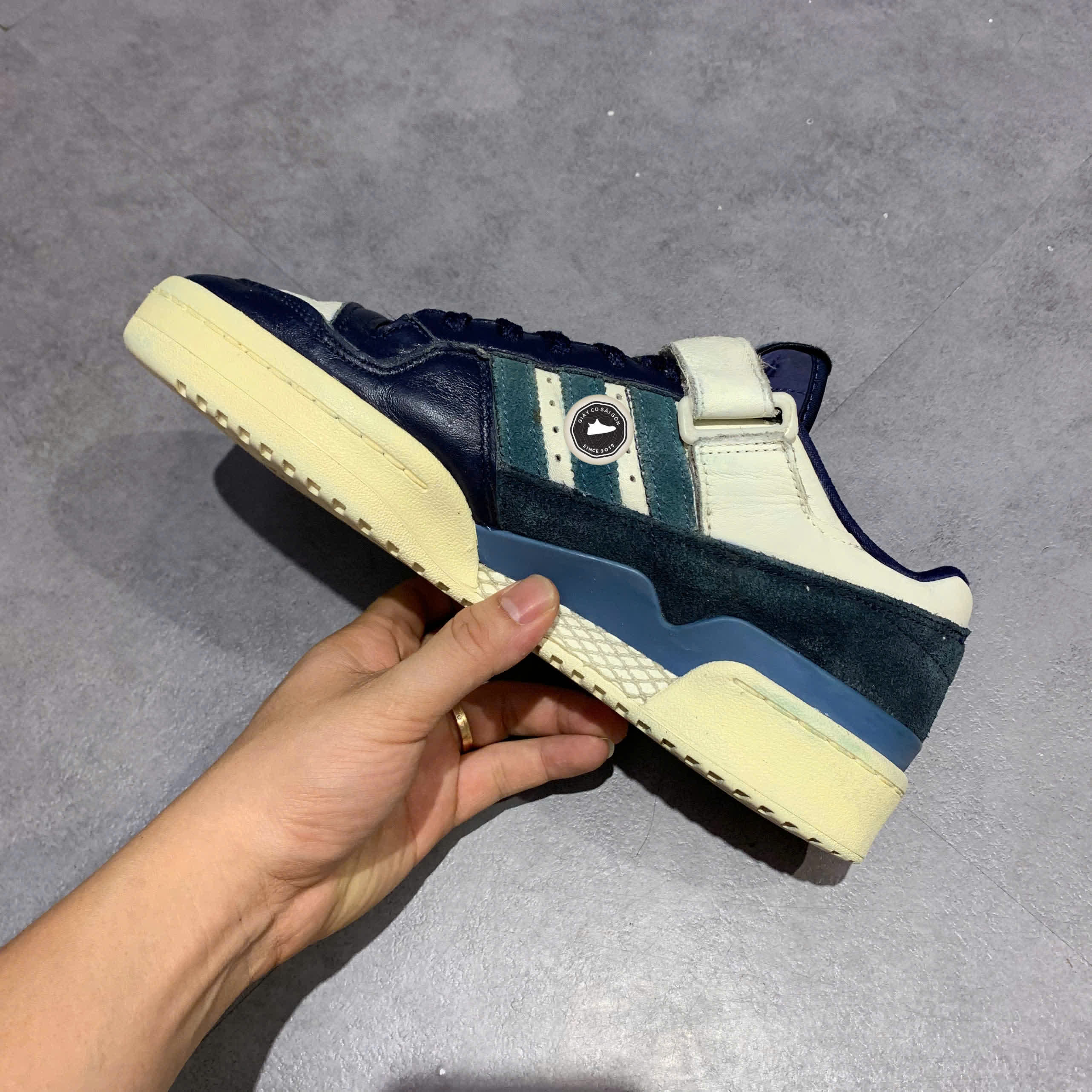 ADIDAS FORUM 84 LOW 'WHITE DARK BLUE' – GX2162 – SIZE 41 1/3 – GIÀY 2HAND CHÍNH HÃNG