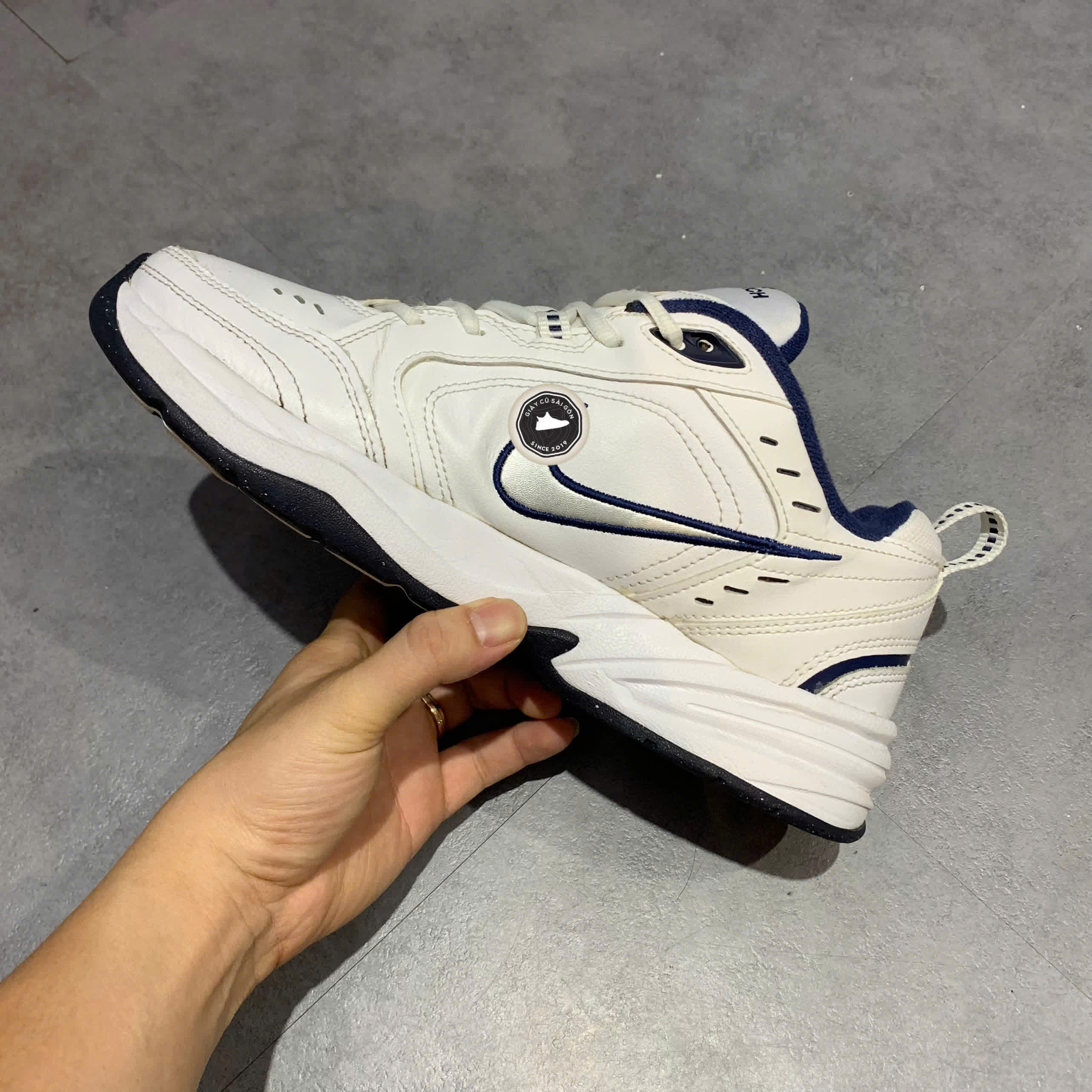 👟 NIKE AIR MONARCH IV WHITE NAVY 415445-102 SIZE 42 - GIÀY 2HAND CHÍNH HÃNG 👟