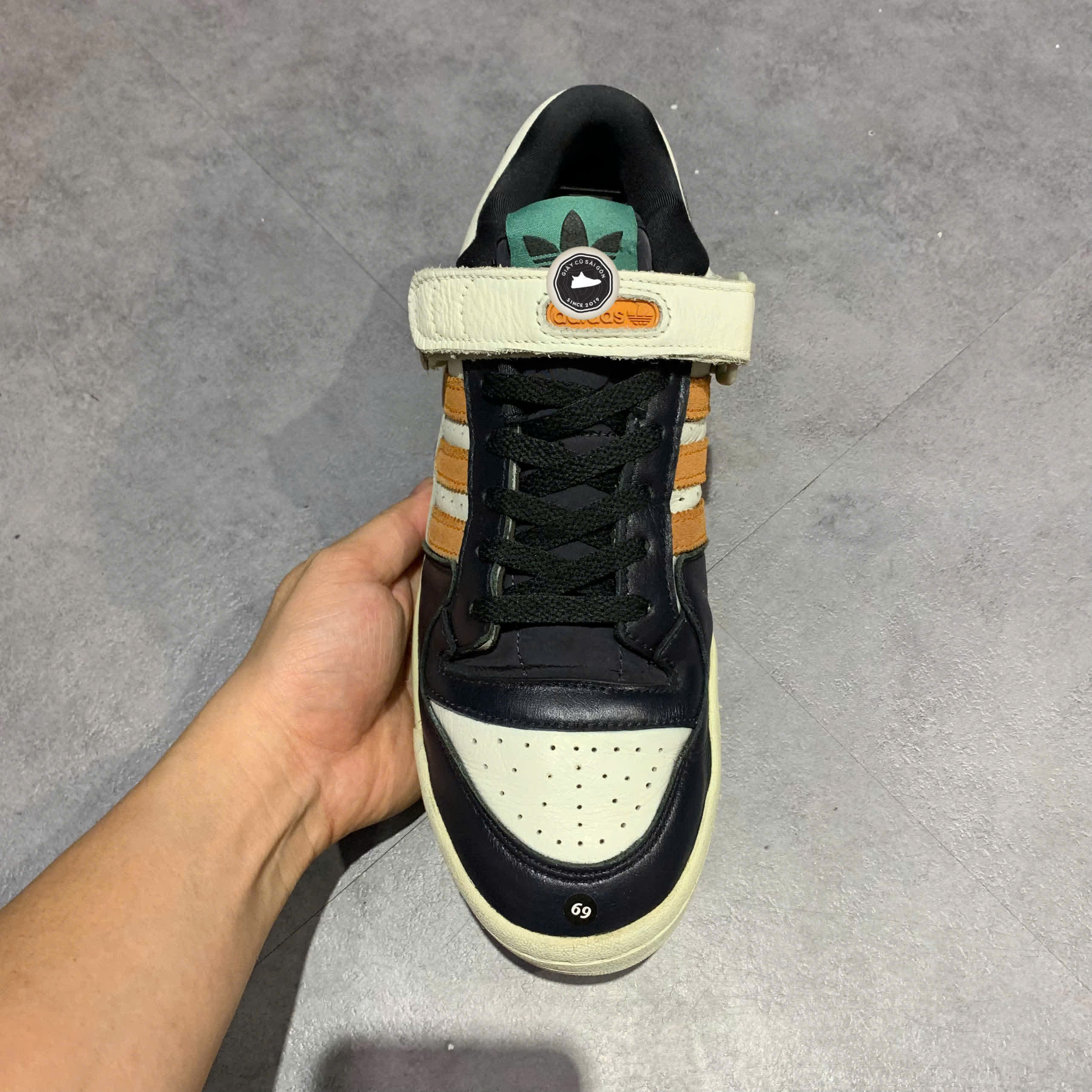 ADIDAS FORUM 84 LOW 'ORBIT GREY FOCUS ORANGE' – GX2161 – SIZE 42 2/3 – GIÀY 2HAND CHÍNH HÃNG