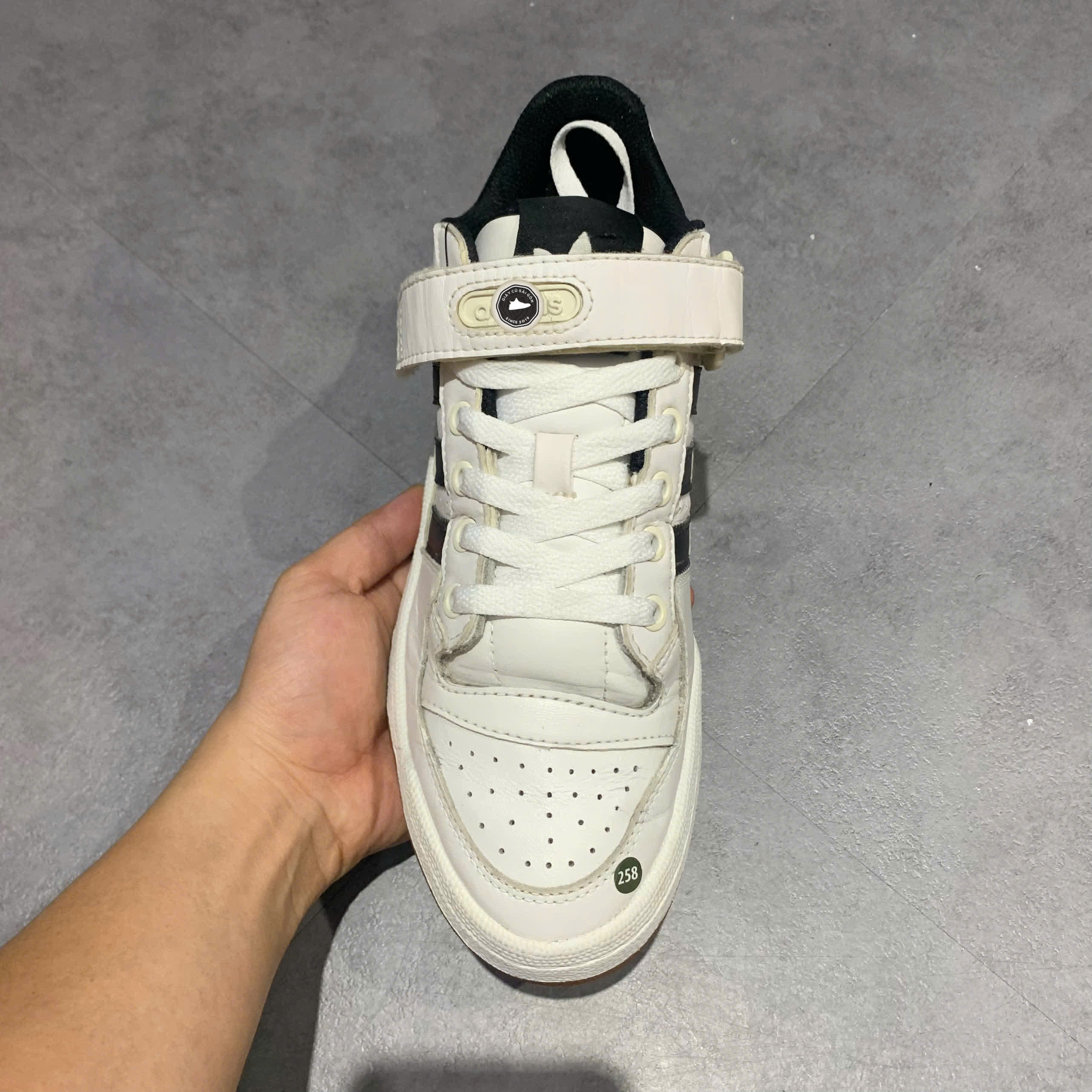 ADIDAS ORIGINALS FORUM LOW 'CORE BLACK CLOUD WHITE GUM' G25813 SIZE 40 – Giày 2hand Chính Hãng PVN18506