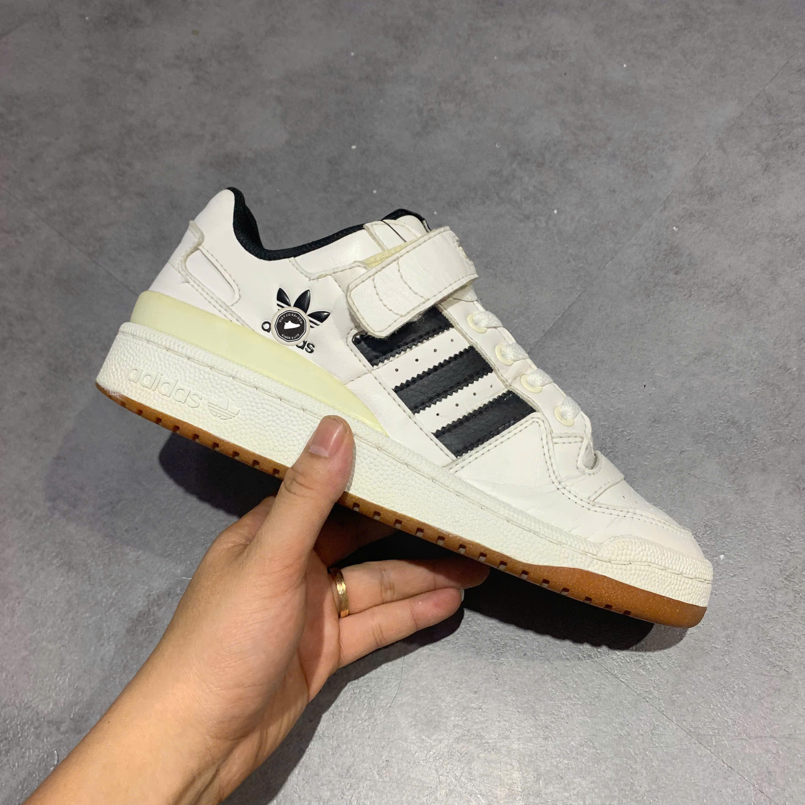 ADIDAS ORIGINALS FORUM LOW 'CORE BLACK CLOUD WHITE GUM' G25813 SIZE 40 – Giày 2hand Chính Hãng PVN18506