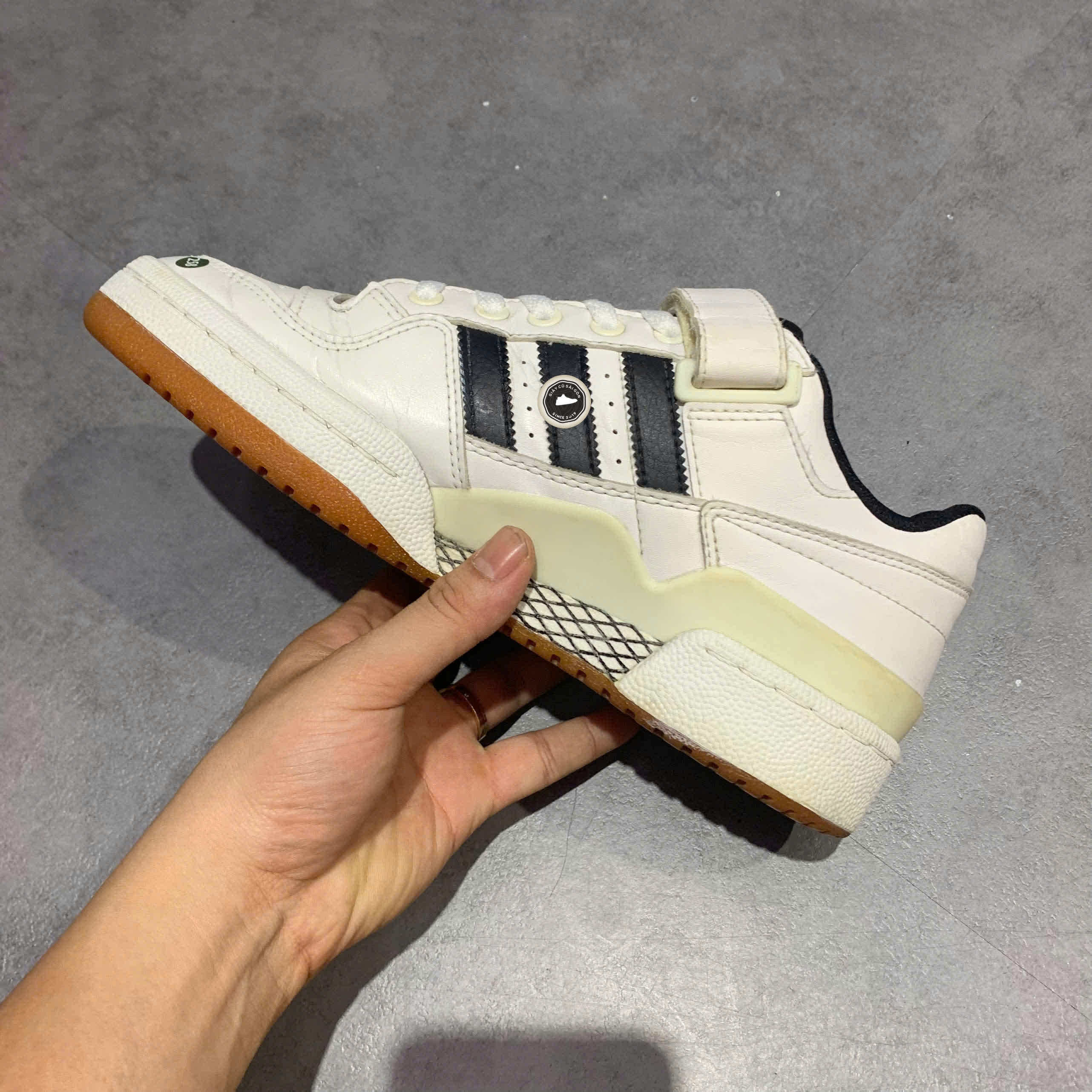 ADIDAS ORIGINALS FORUM LOW 'CORE BLACK CLOUD WHITE GUM' G25813 SIZE 40 – Giày 2hand Chính Hãng PVN18506