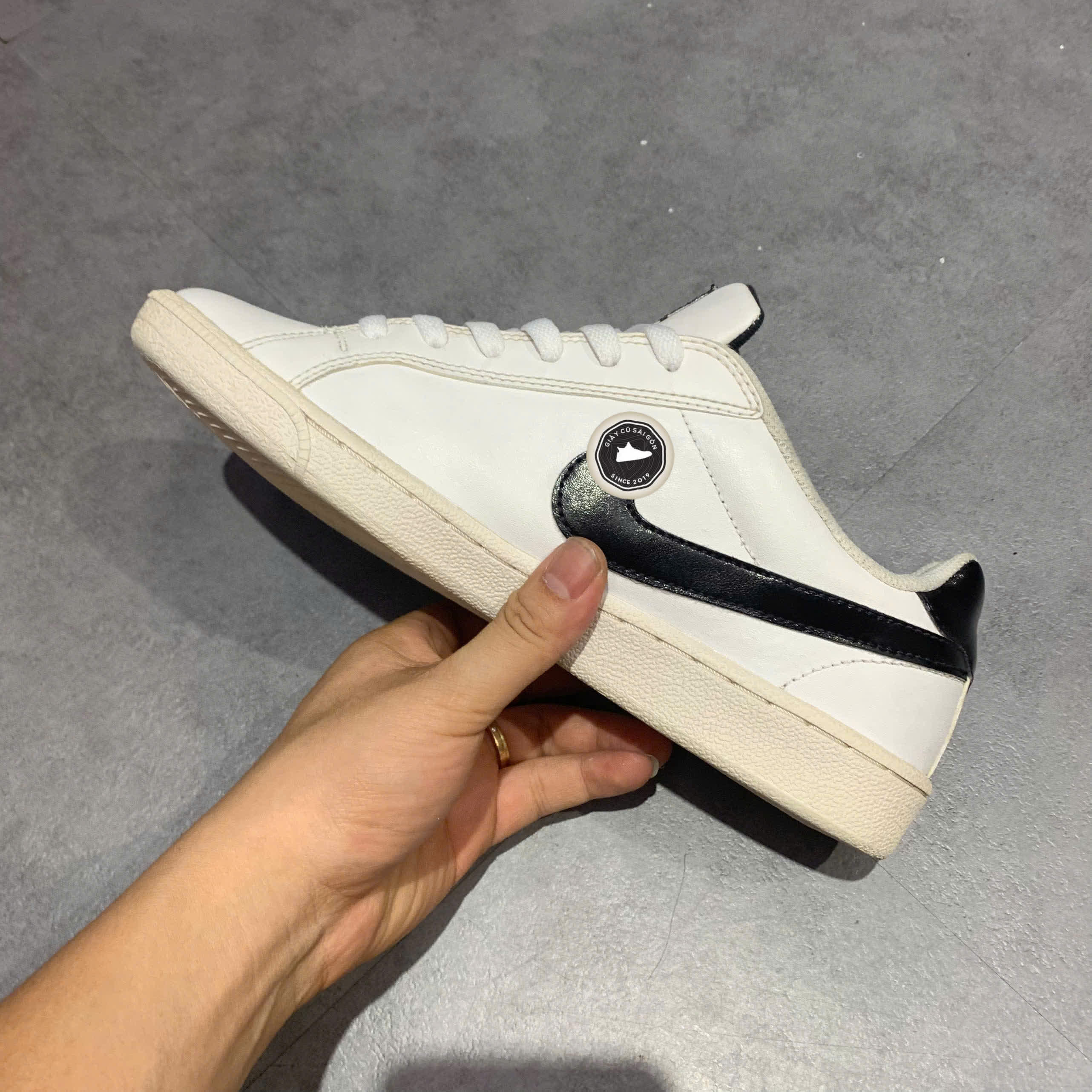 NIKE COURT ROYALE AC ‘WHITE BLACK’ – 574236-100 – GIÀY 2HAND CHÍNH HÃNG