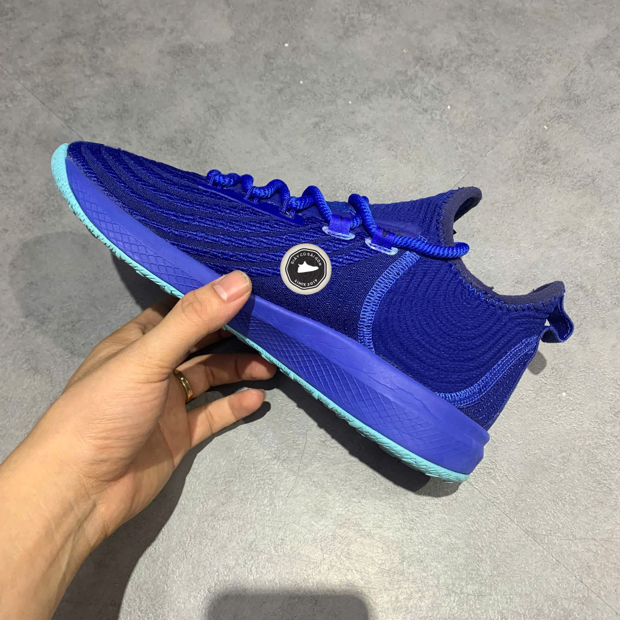 UNDER ARMOUR HARPER 4 TURF 'ROYAL' 3022067-400 SIZE 40 GIÀY 2HAND CHÍNH HÃNG