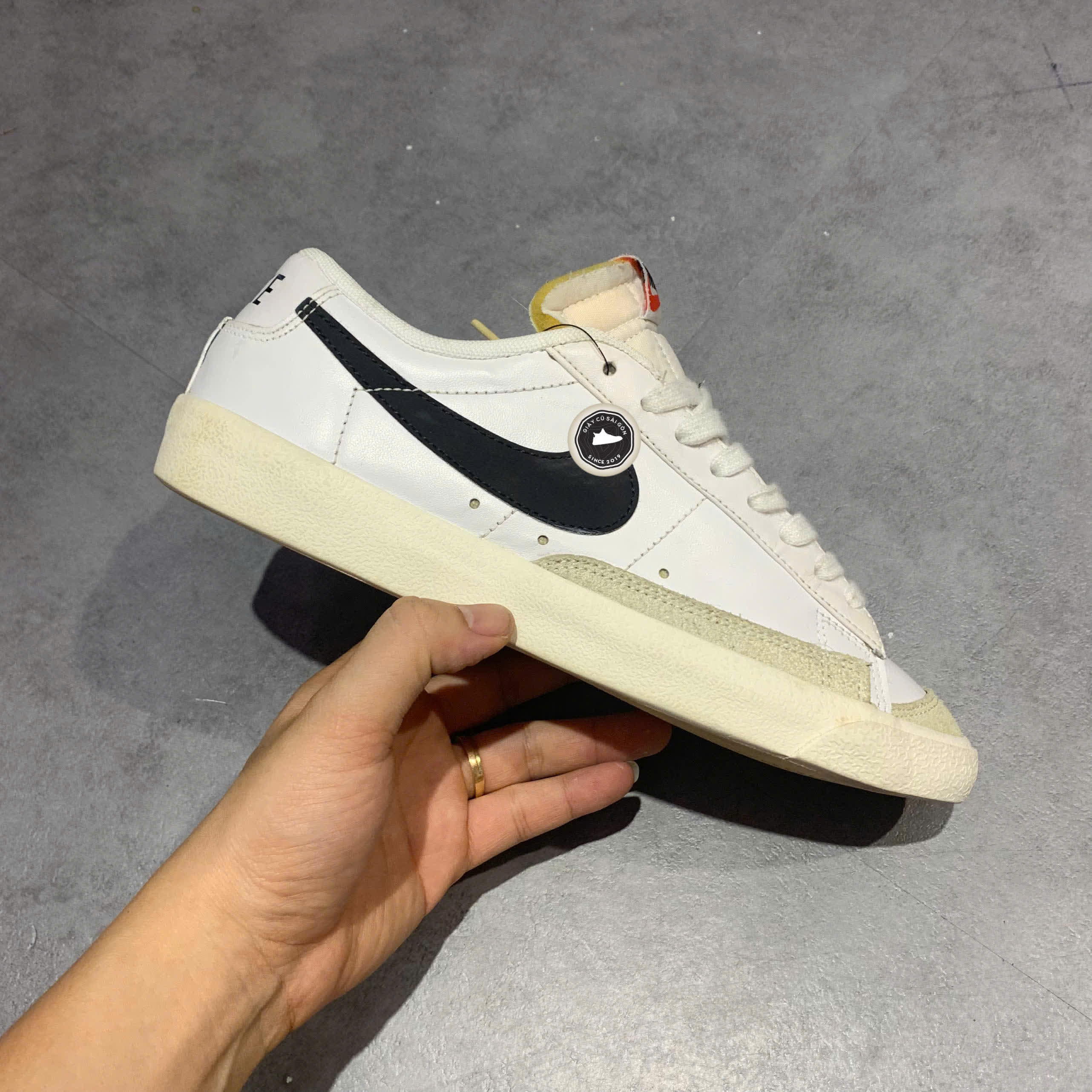 NIKE BLAZER LOW '77 VINTAGE WHITE BLACK' - DA6364-101 - GIÀY 2HAND CHÍNH HÃNG