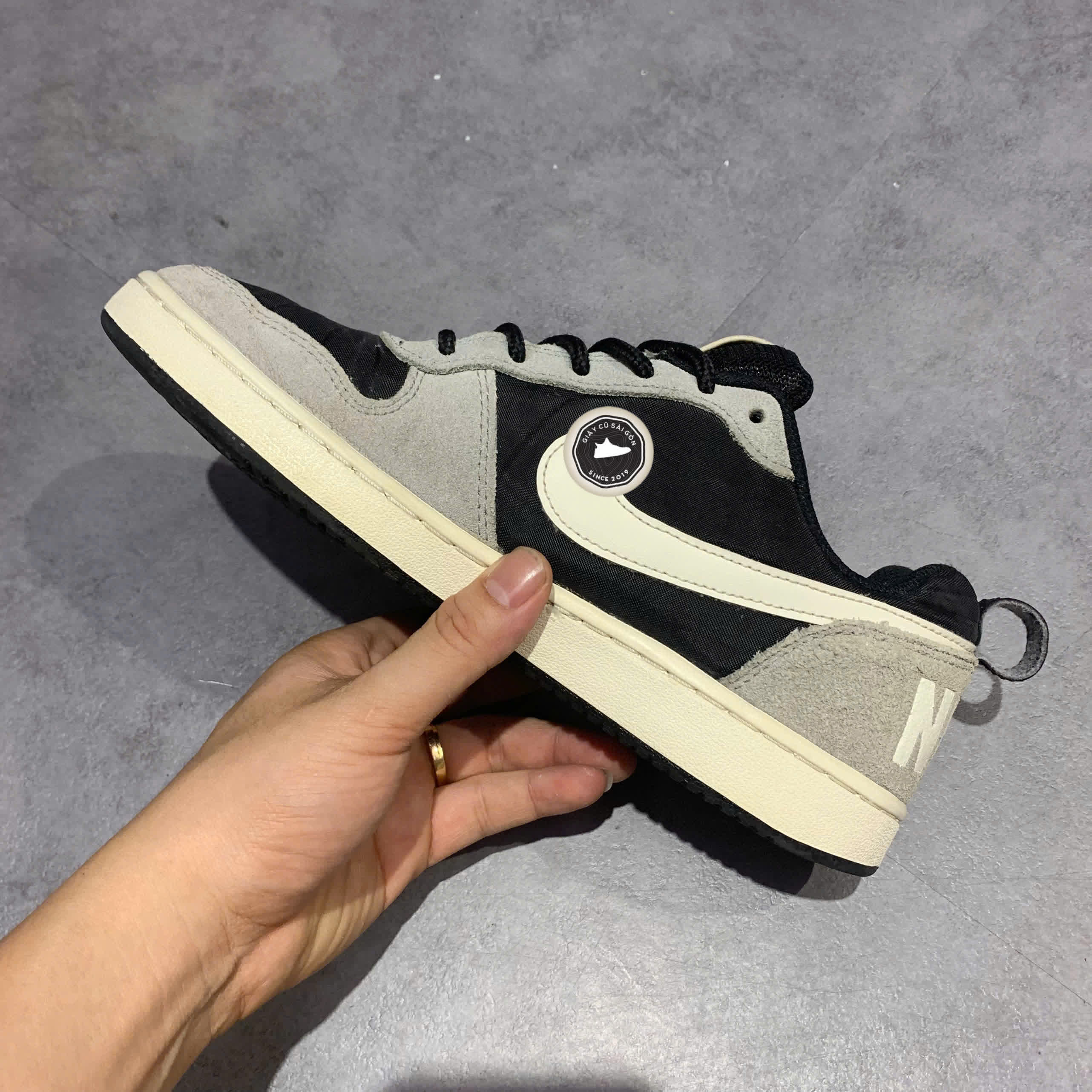 NIKE COURT BOROUGH LOW PREMIUM 'BLACK GREY SAIL' – 844881 005 – GIÀY 2HAND CHÍNH HÃNG