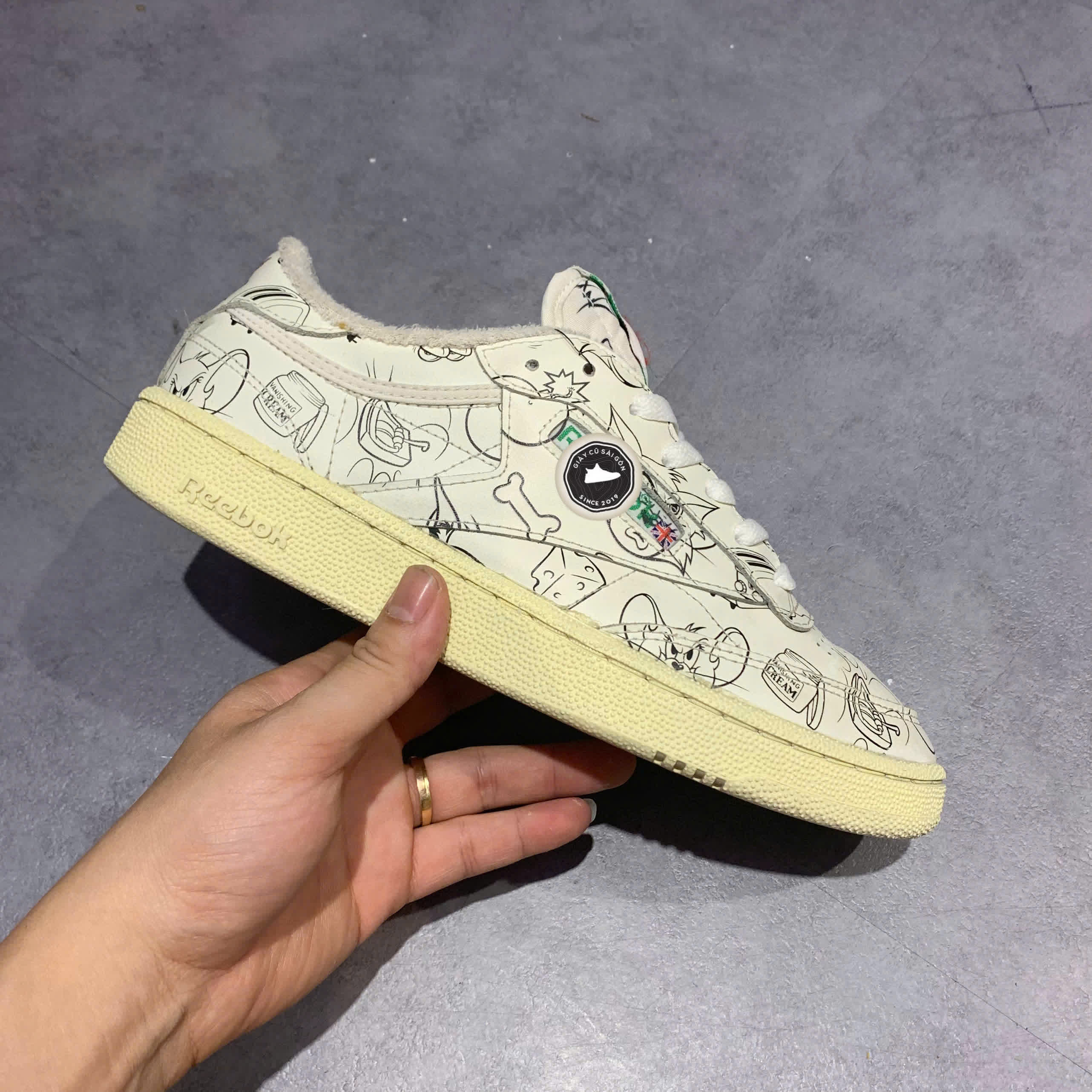 REEBOK CLUB C TOM & JERRY ALL-OVER – GIÀY 2HAND