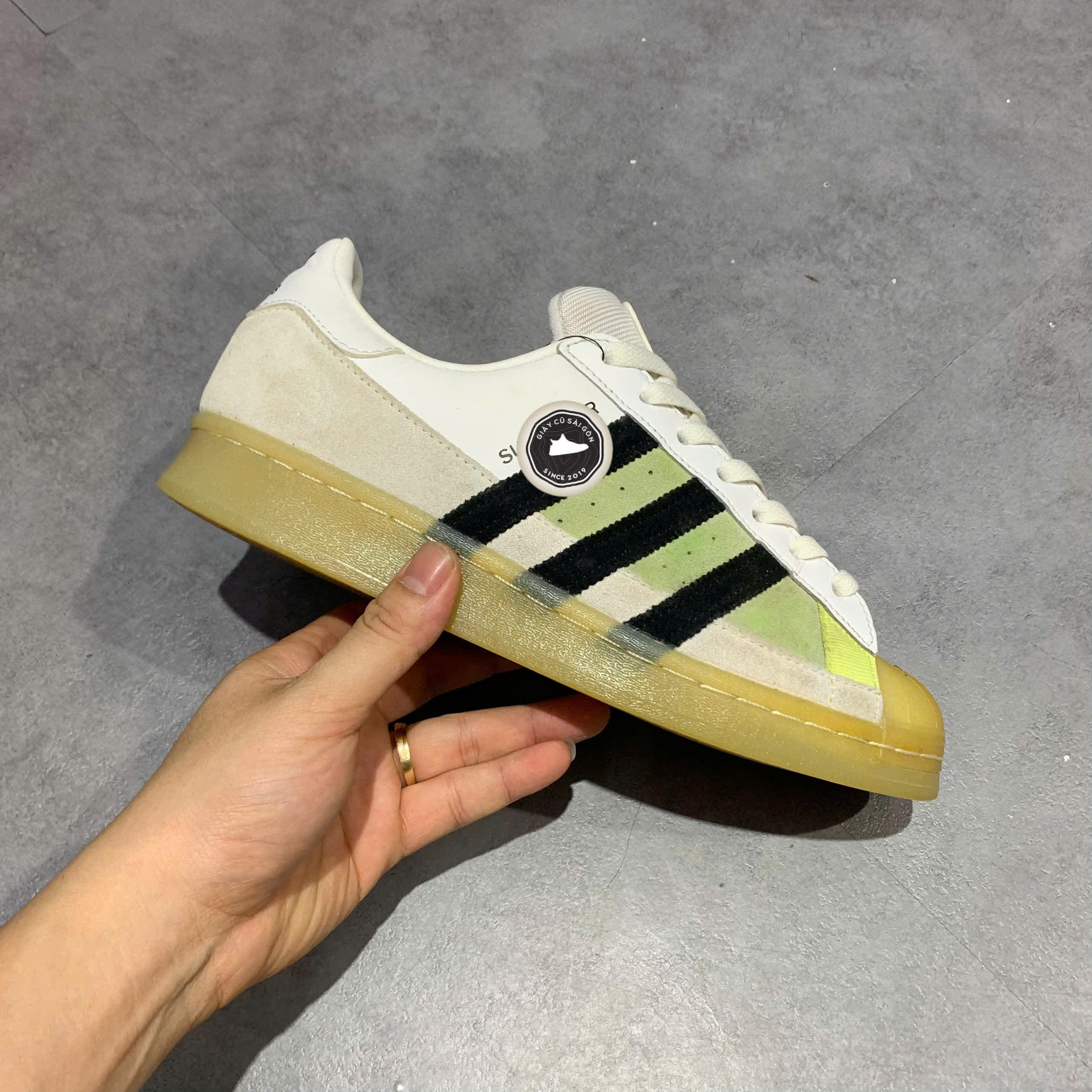 ADIDAS SUPERSTAR WHITE LIGHT CHARCOAL GX2887 – GIÀY 2HAND
