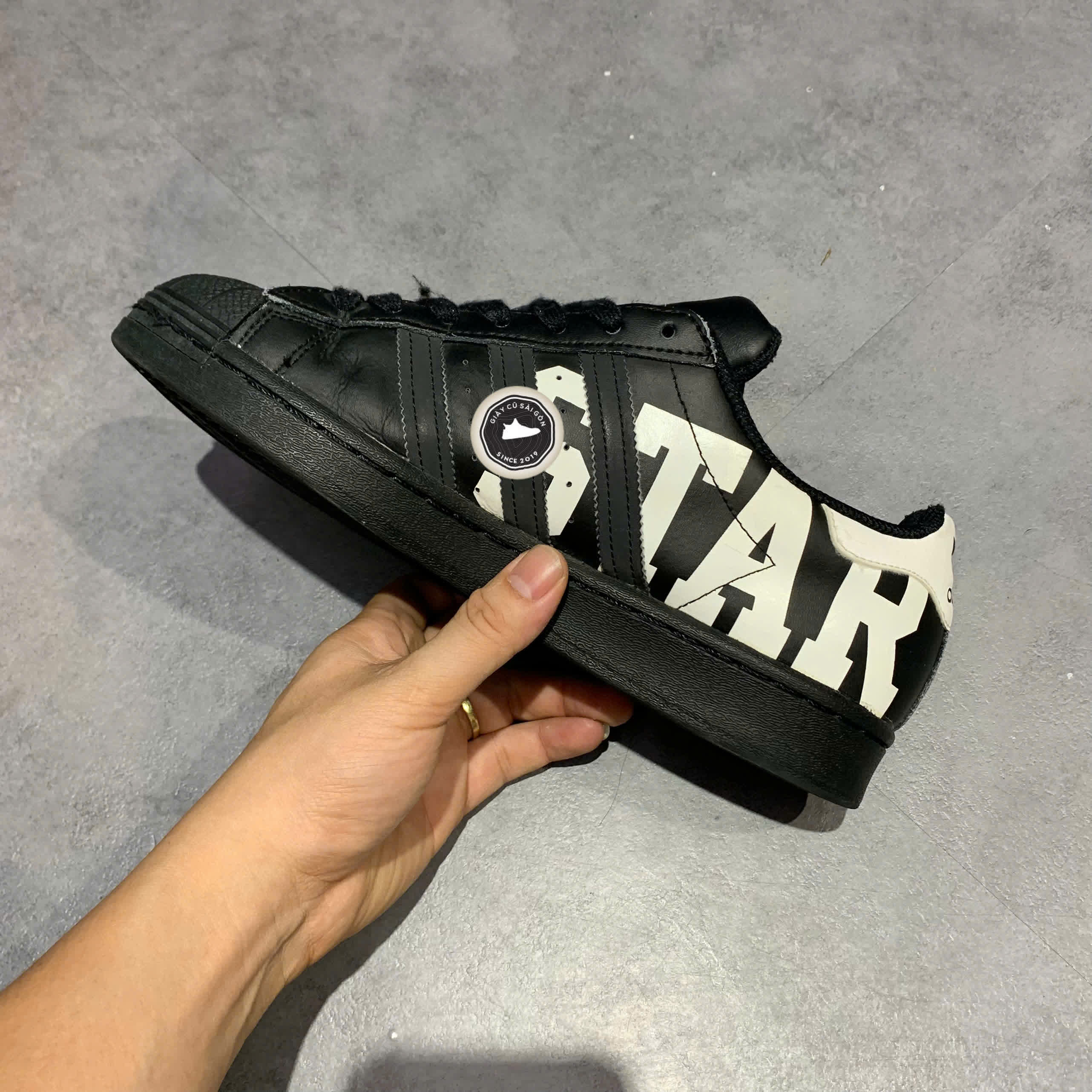 ADIDAS SUPERSTAR ‘BLACK BIG LOGO’ FV2817 – GIÀY 2HAND
