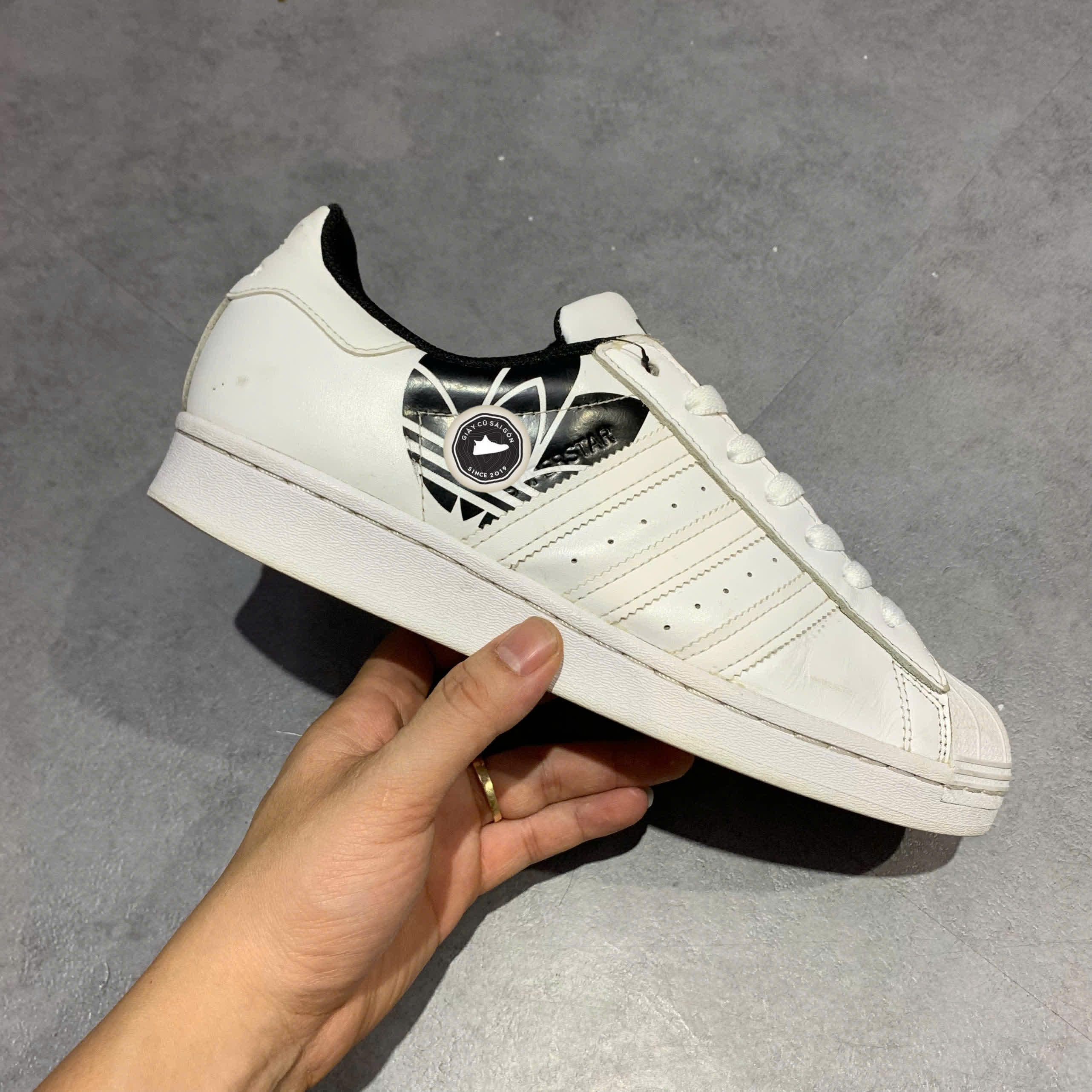 ADIDAS SUPERSTAR ‘WHITE BLACK’ FY2824 – GIÀY 2HAND