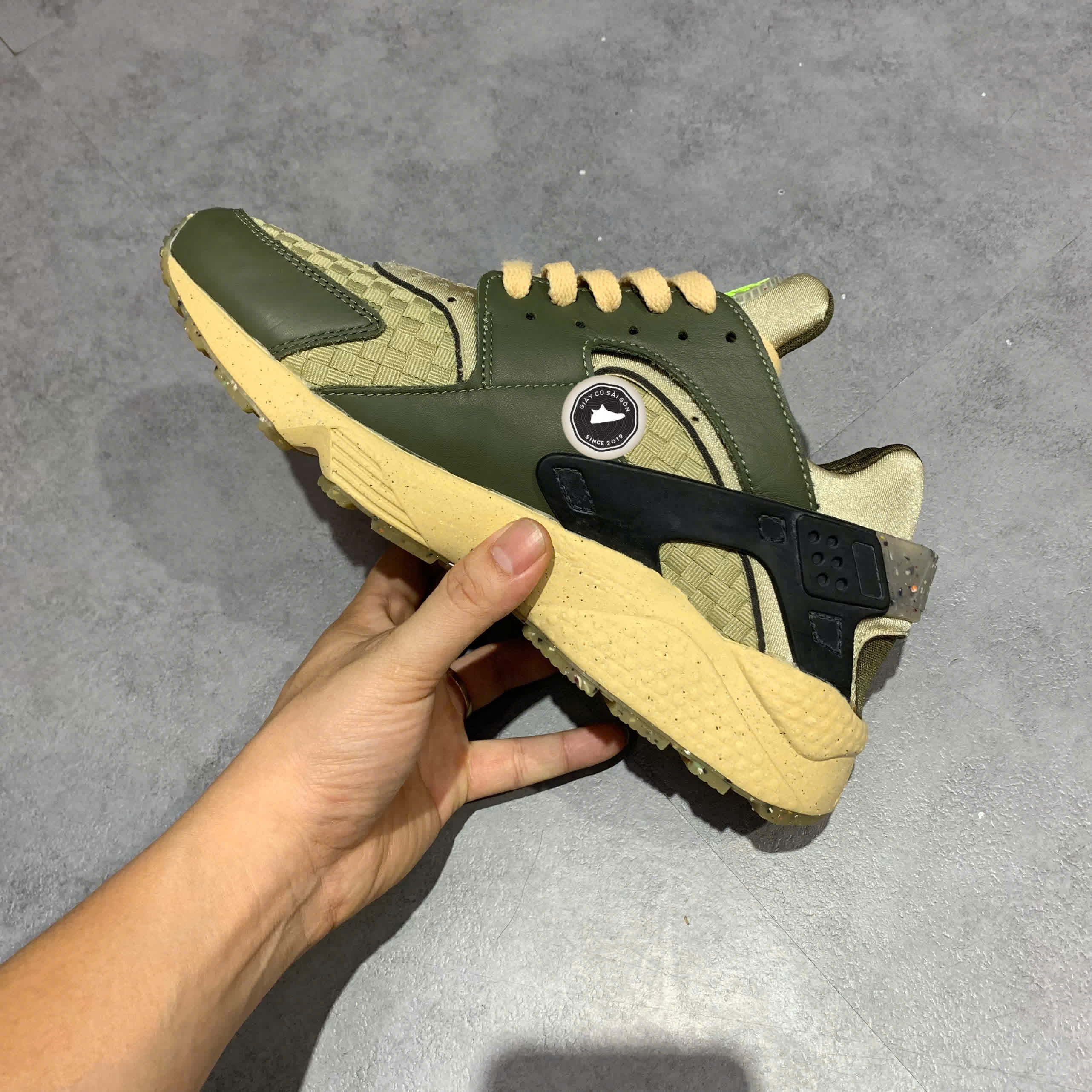 NIKE AIR HUARACHE CRATER PREMIUM ‘CARGO KHAKI’ DM0863-300 – GIÀY 2HAND