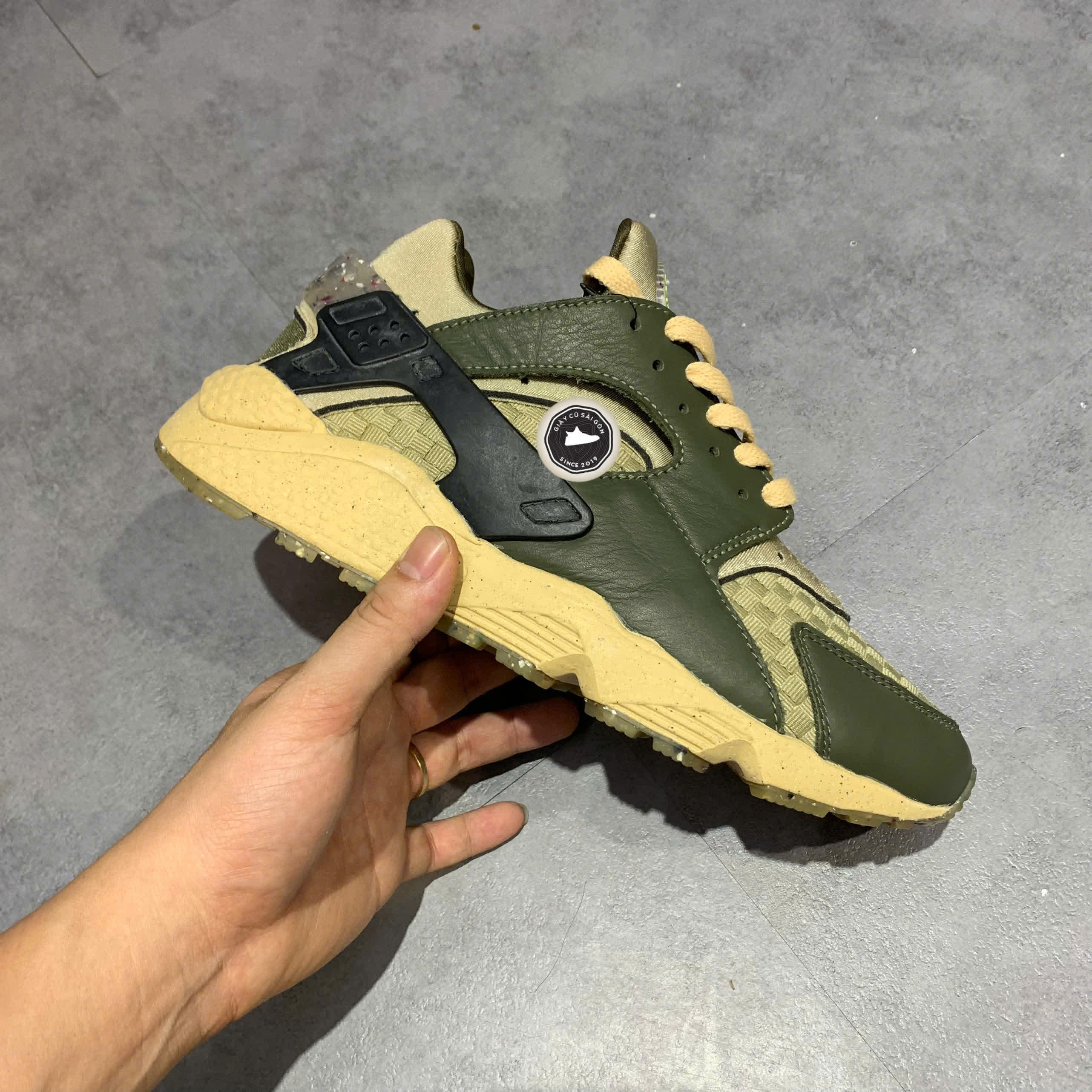 NIKE AIR HUARACHE CRATER PREMIUM ‘CARGO KHAKI’ DM0863-300 – GIÀY 2HAND