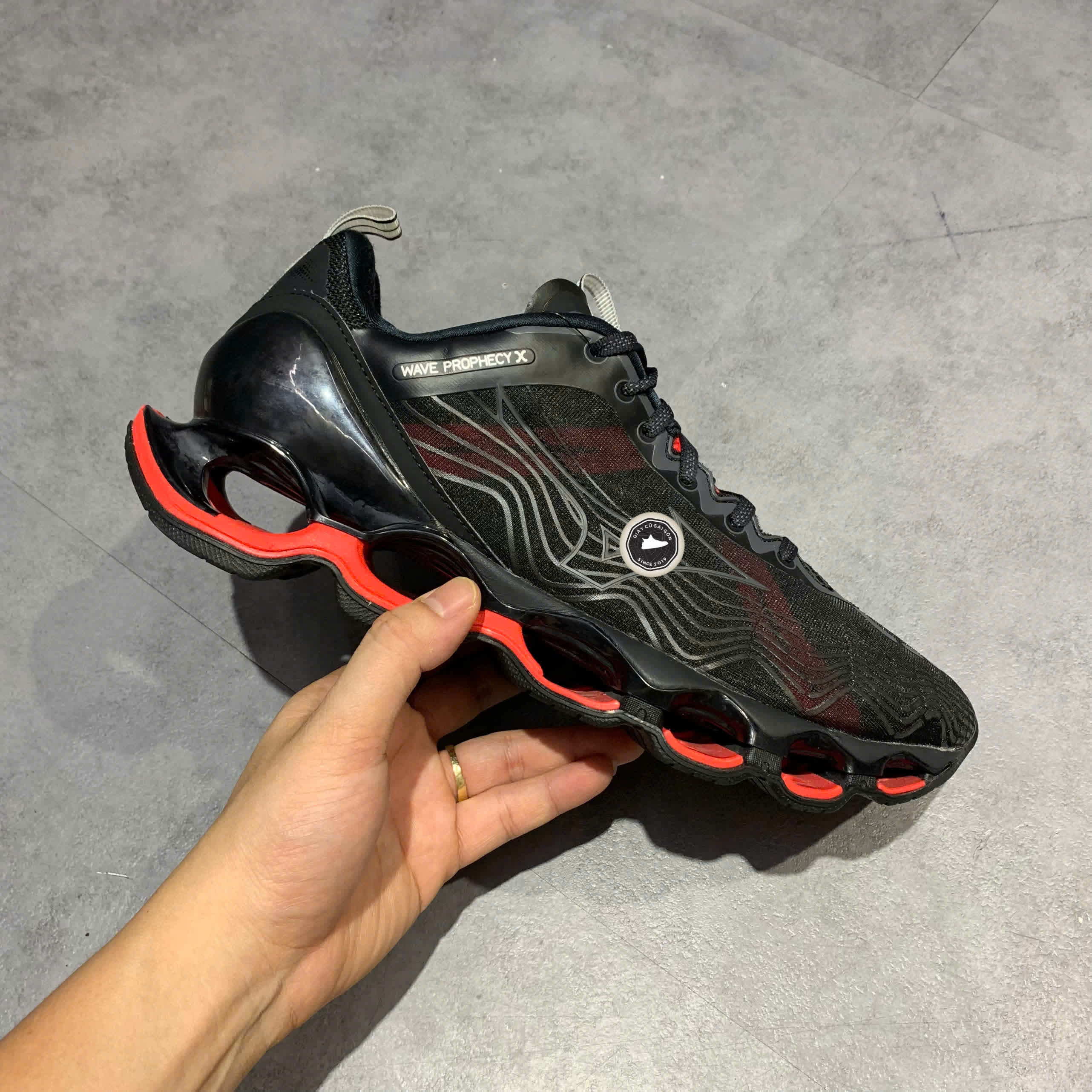 👟 MIZUNO WAVE PROPHECY 13 'DARK GREY RED' – SIZE 43 – GIÀY 2HAND CHÍNH HÃNG