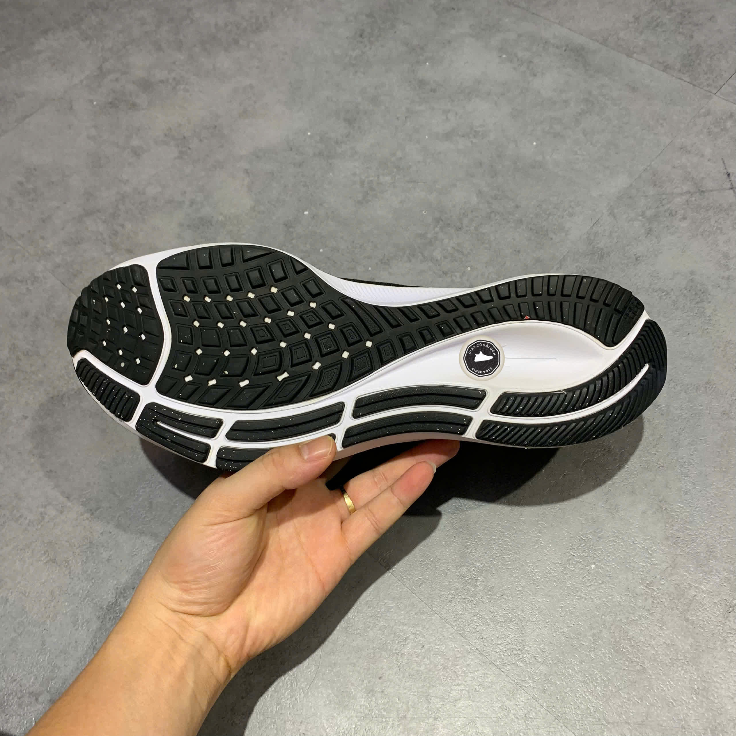 NIKE AIR ZOOM PEGASUS 37 'BLACK WHITE' BQ9646-002 – SIZE 44 – GIÀY 2HAND CHÍNH HÃNG