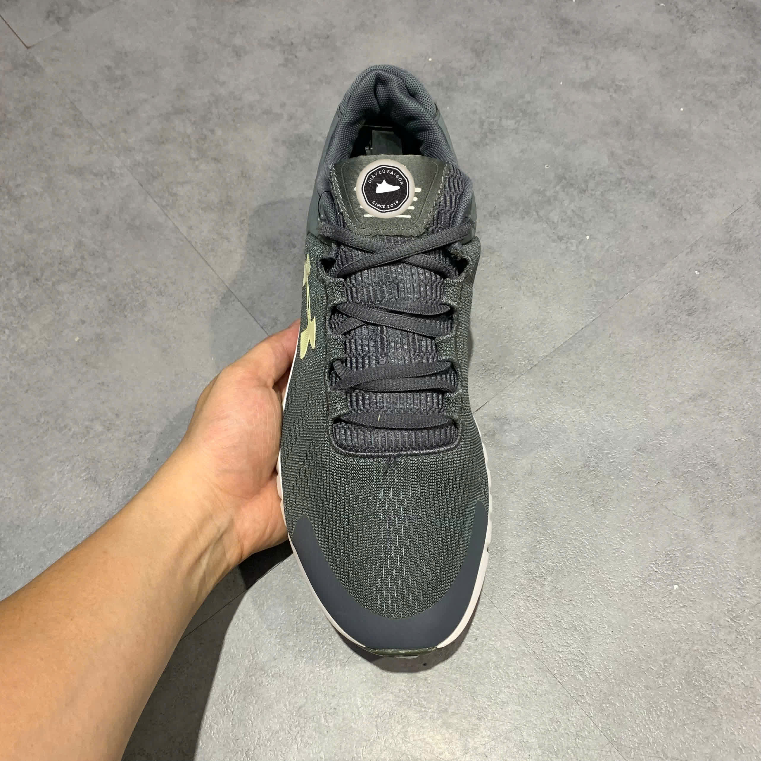 UNDER ARMOUR MICRO G PURSUIT BP 'PITCH GREY WHITE' 3021953-103 SIZE 43 GIÀY 2HAND CHÍNH HÃNG