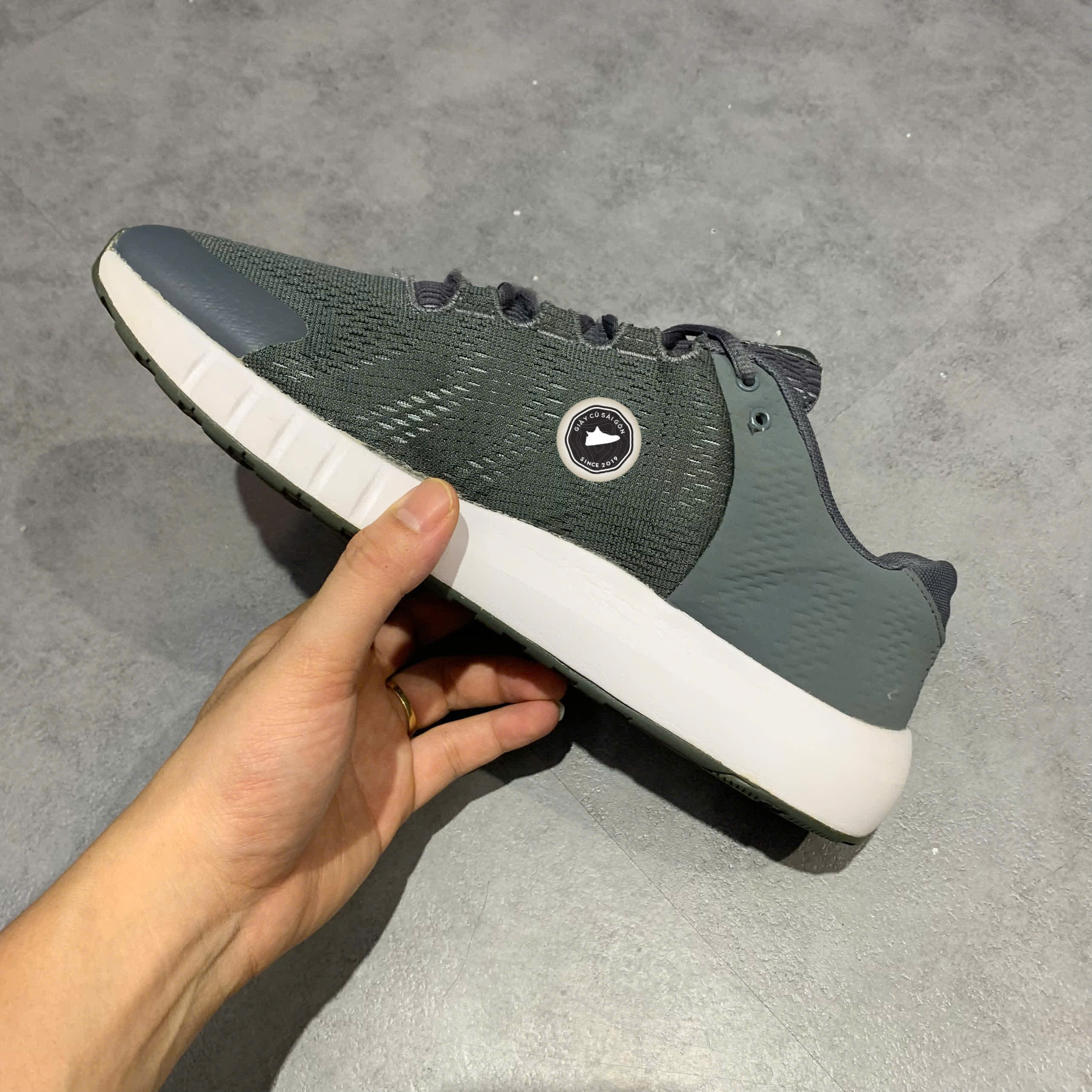 UNDER ARMOUR MICRO G PURSUIT BP 'PITCH GREY WHITE' 3021953-103 SIZE 43 GIÀY 2HAND CHÍNH HÃNG