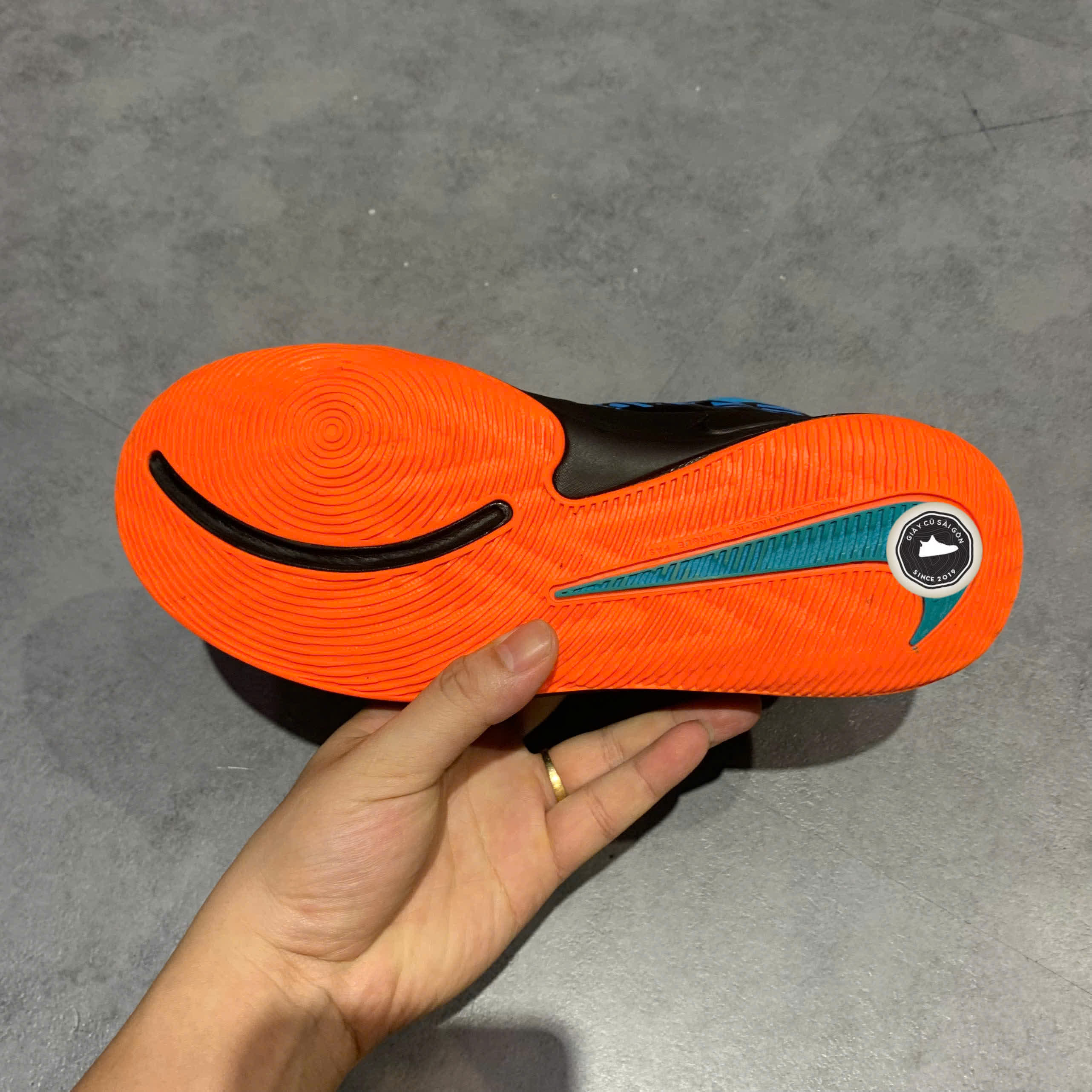 NIKE TEAM HUSTLE D 9 'BLACK/BLUE ORANGE' AQ4224-006 SIZE 40 – GIÀY 2HAND CHÍNH HÃNG