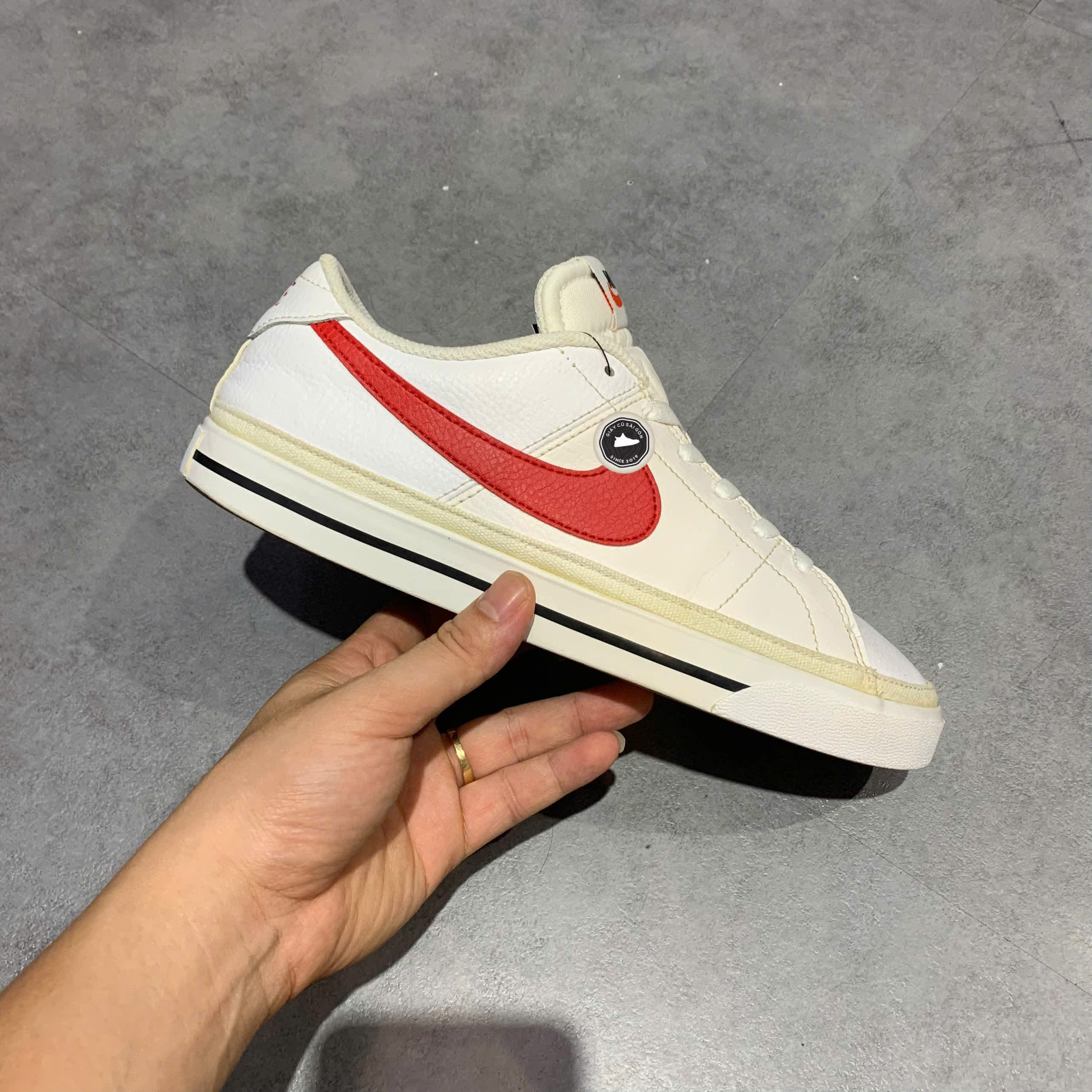 👟 NIKE COURT LEGACY ‘WHITE UNIVERSITY RED’ CU4150-105 – SIZE 40 – GIÀY 2HAND CHÍNH HÃNG