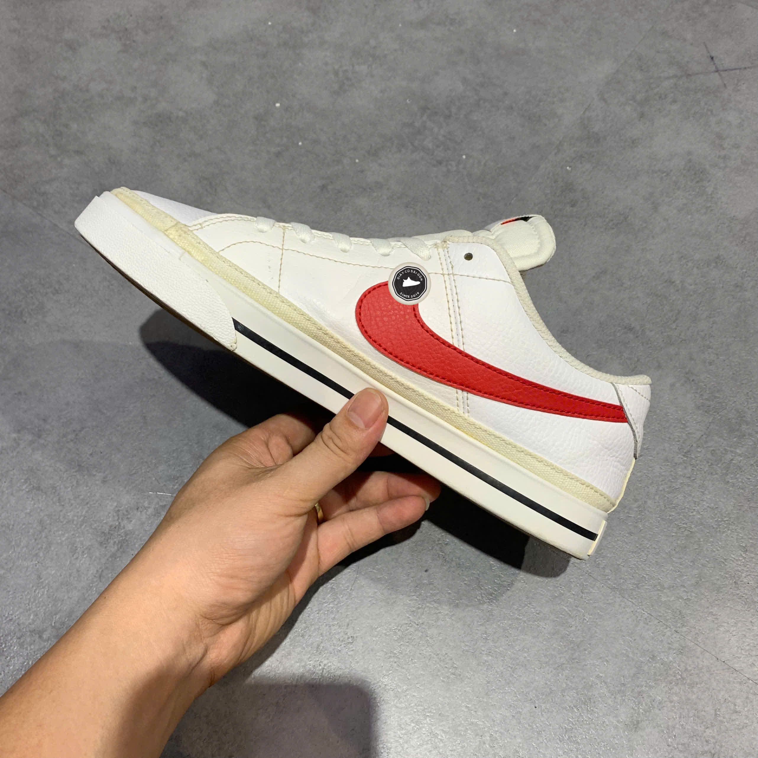 👟 NIKE COURT LEGACY ‘WHITE UNIVERSITY RED’ CU4150-105 – SIZE 40 – GIÀY 2HAND CHÍNH HÃNG