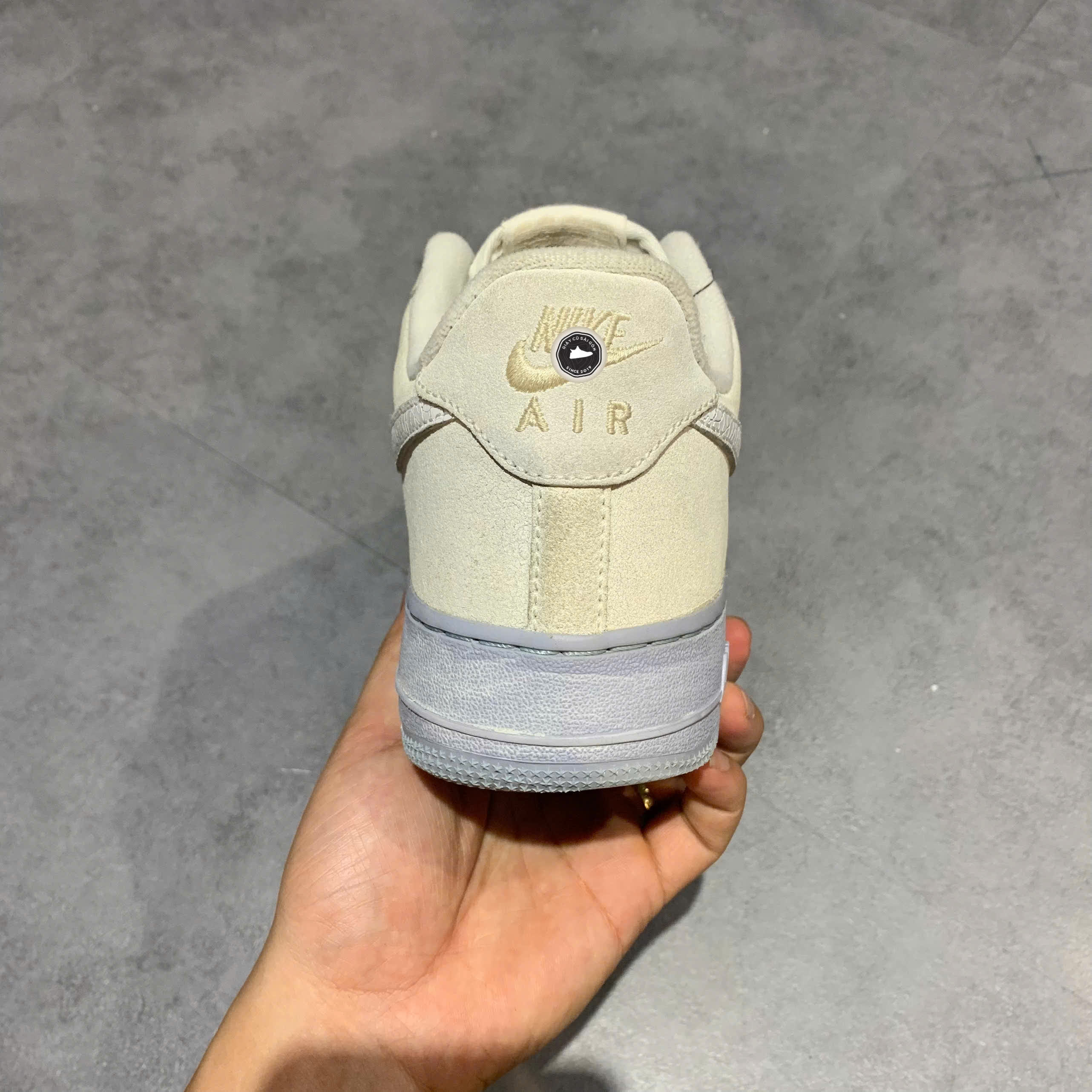 👟 NIKE AIR FORCE 1 LOW ’07 LV8 EMB SUMMIT WHITE BLUE WHISPER’ DV0787-100 – SIZE 43 – GIÀY 2HAND CHÍNH HÃNG