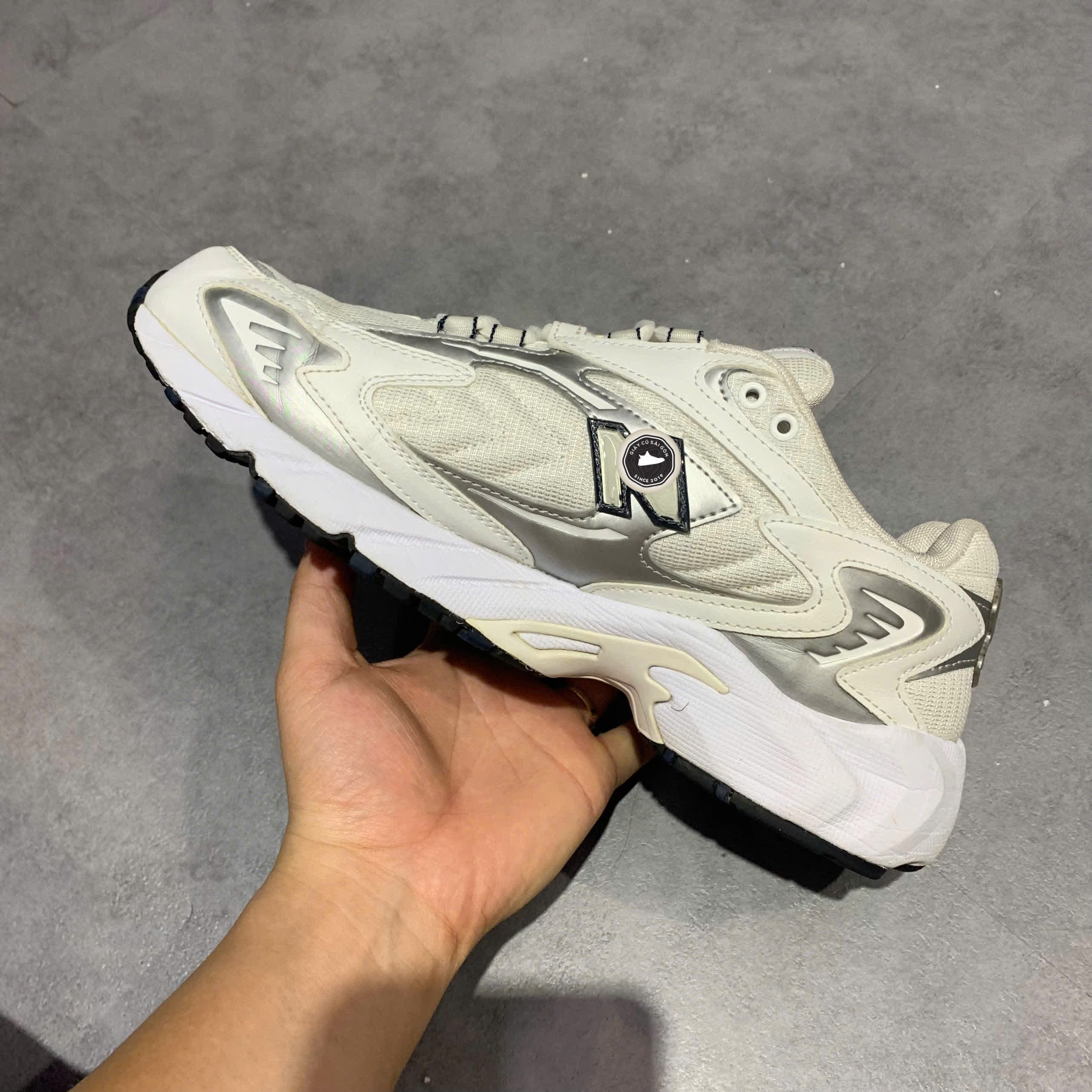 NEW BALANCE 725 'METALLIC SILVER WHITE' ML725B SIZE 44 – GIÀY 2HAND CHÍNH HÃNG