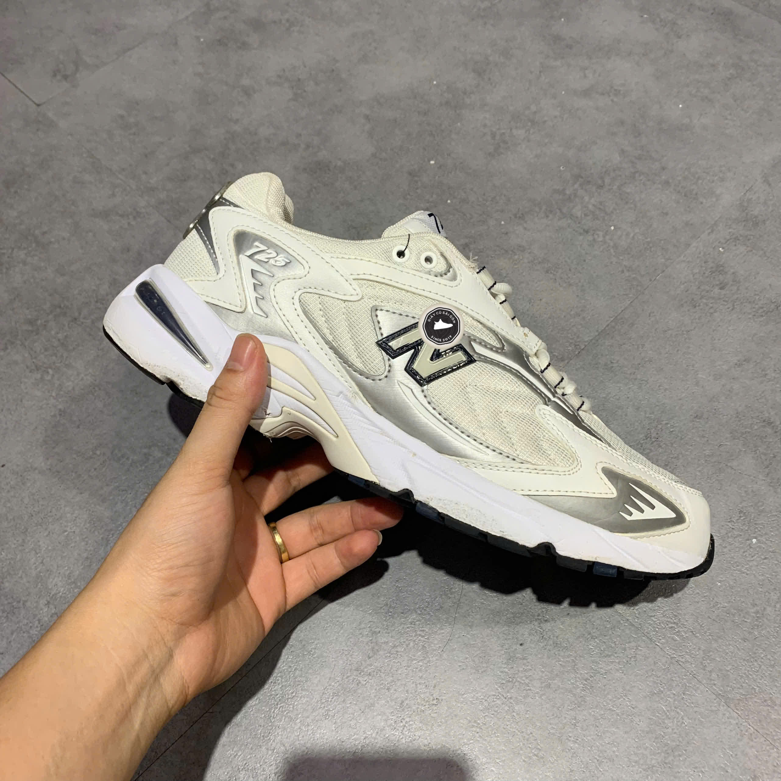 NEW BALANCE 725 'METALLIC SILVER WHITE' ML725B SIZE 44 – GIÀY 2HAND CHÍNH HÃNG