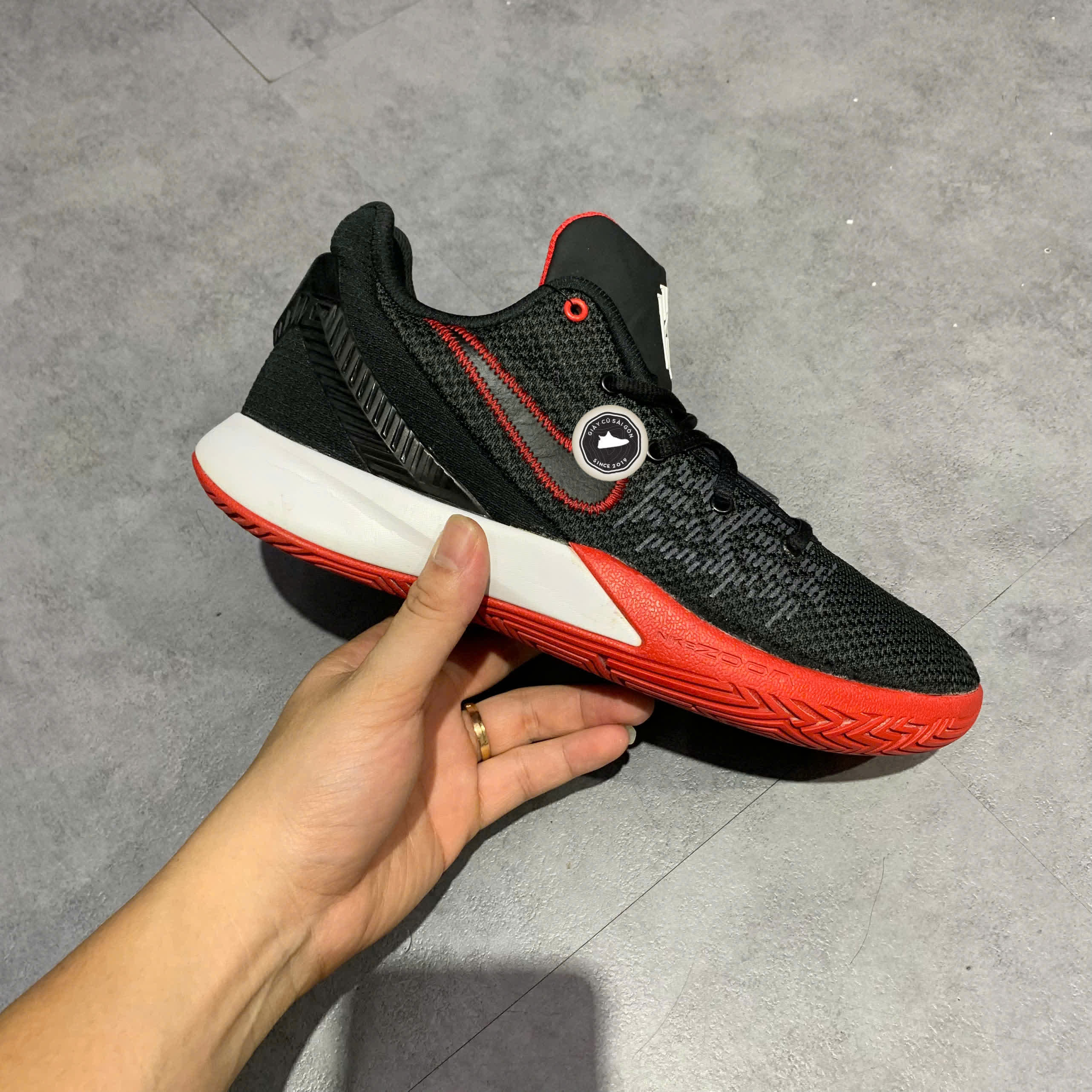 NIKE KYRIE FLYTRAP 2 EP 'BRED' AO4438-016 SIZE 41 – GIÀY 2HAND CHÍNH HÃNG