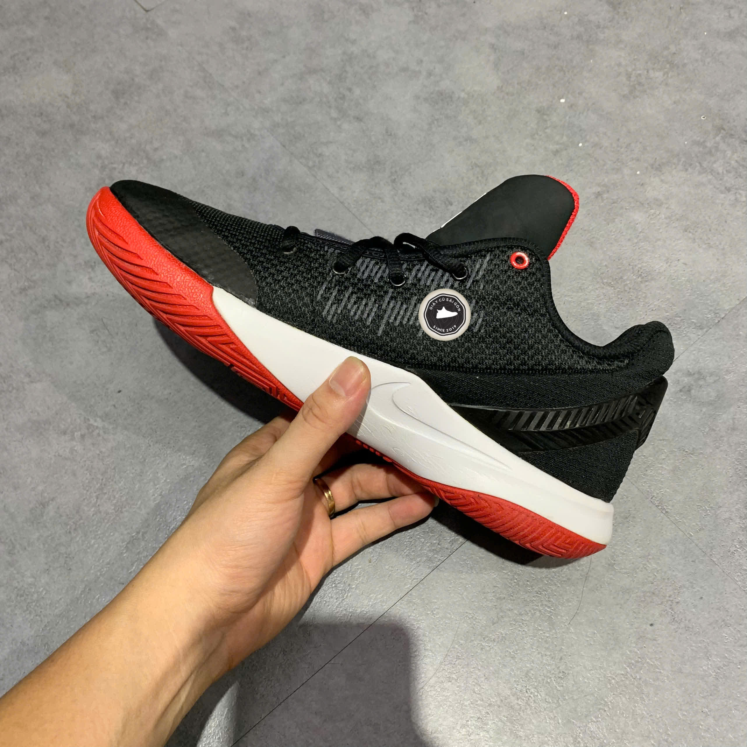 NIKE KYRIE FLYTRAP 2 EP 'BRED' AO4438-016 SIZE 41 – GIÀY 2HAND CHÍNH HÃNG