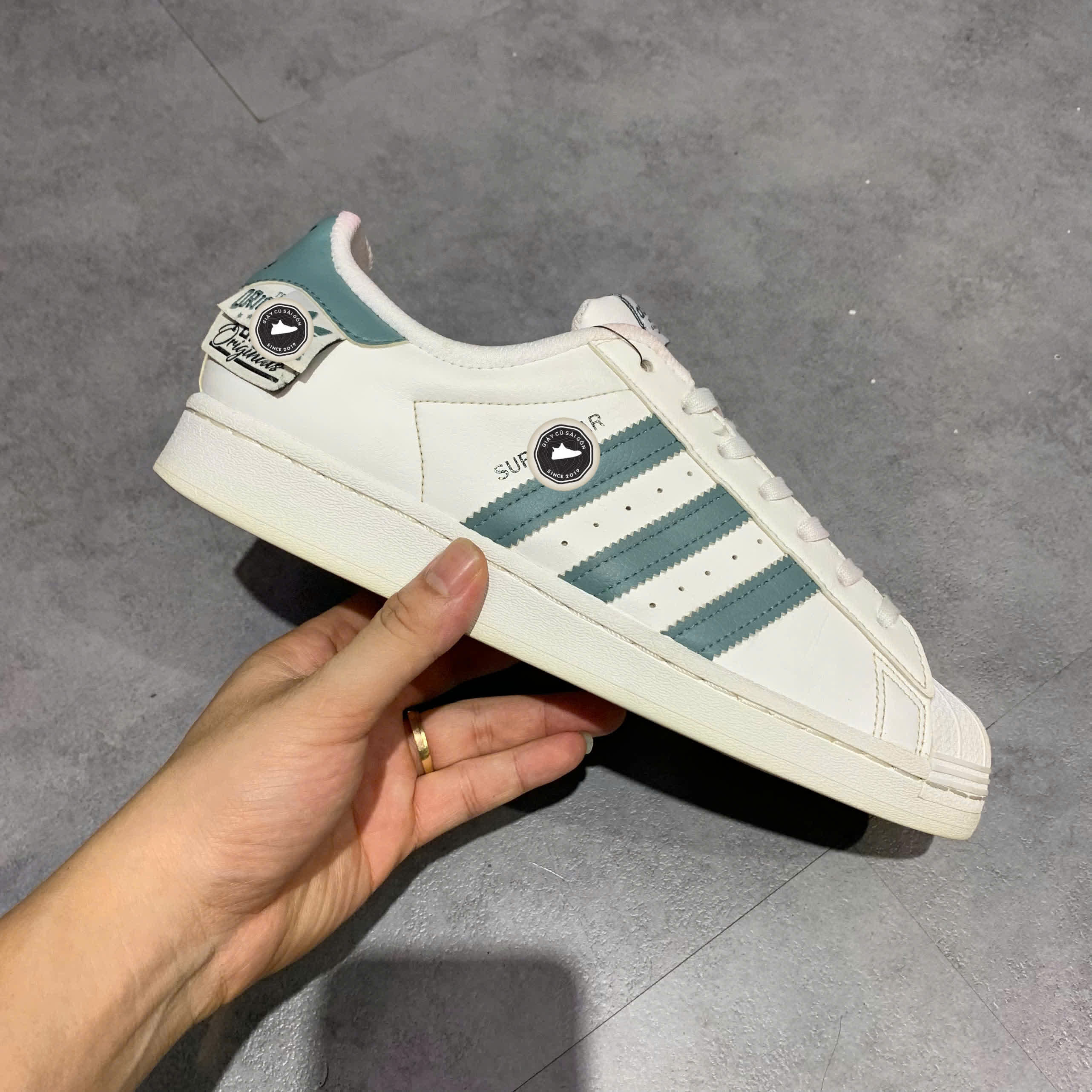 ADIDAS SUPERSTAR 'ORIGINALS LABELS' HQ6455 SIZE 41 1/3 – GIÀY 2HAND CHÍNH HÃNG