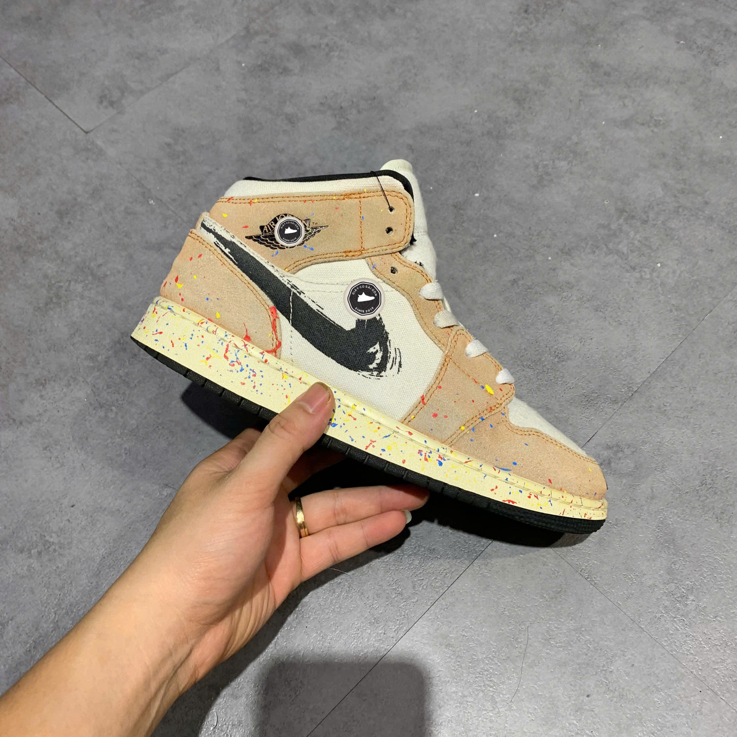 AIR JORDAN 1 MID SE 'BRUSHSTROKE' DA8006-100 SIZE 38.5 GIÀY 2HAND CHÍNH HÃNG